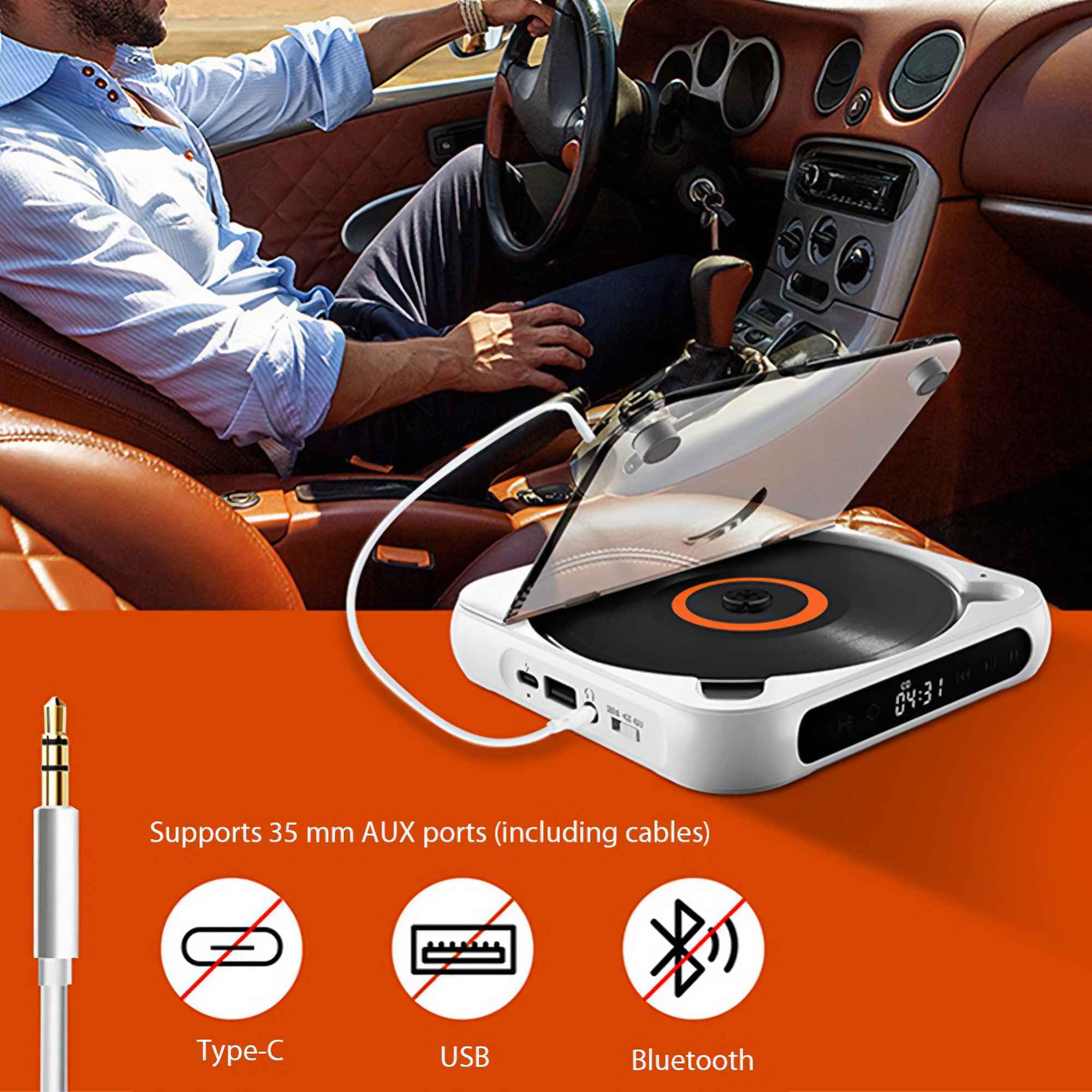 Eine Person fährt Auto, vorne ein weißer tragbarer CD-Player. Der Player zeigt die Zeit und hat AUX-, USB- und Typ-C-Anschlüsse.