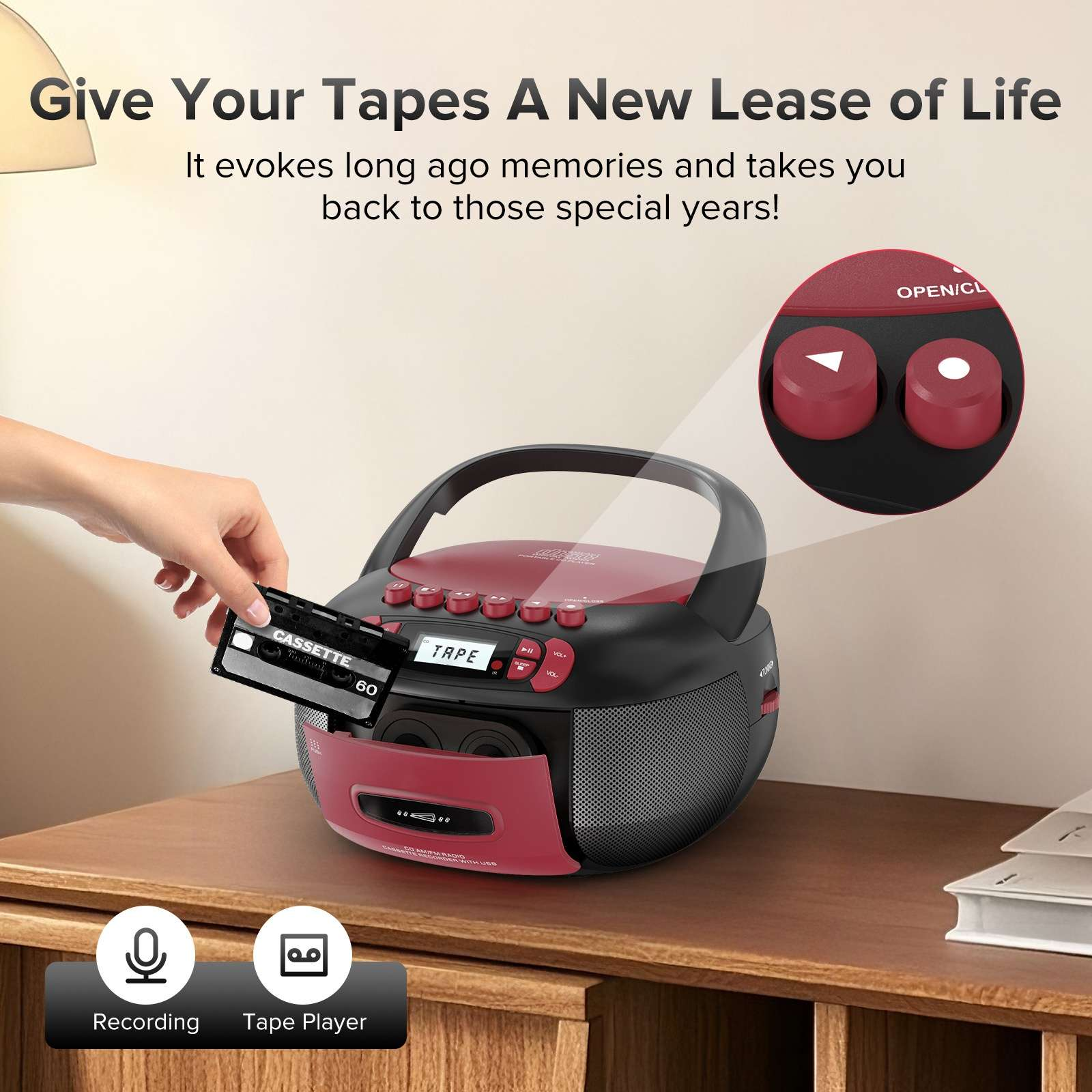 Eine Kassette wird in eine rot-schwarze Boombox eingelegt. Die Boombox steht auf einem Holztisch.