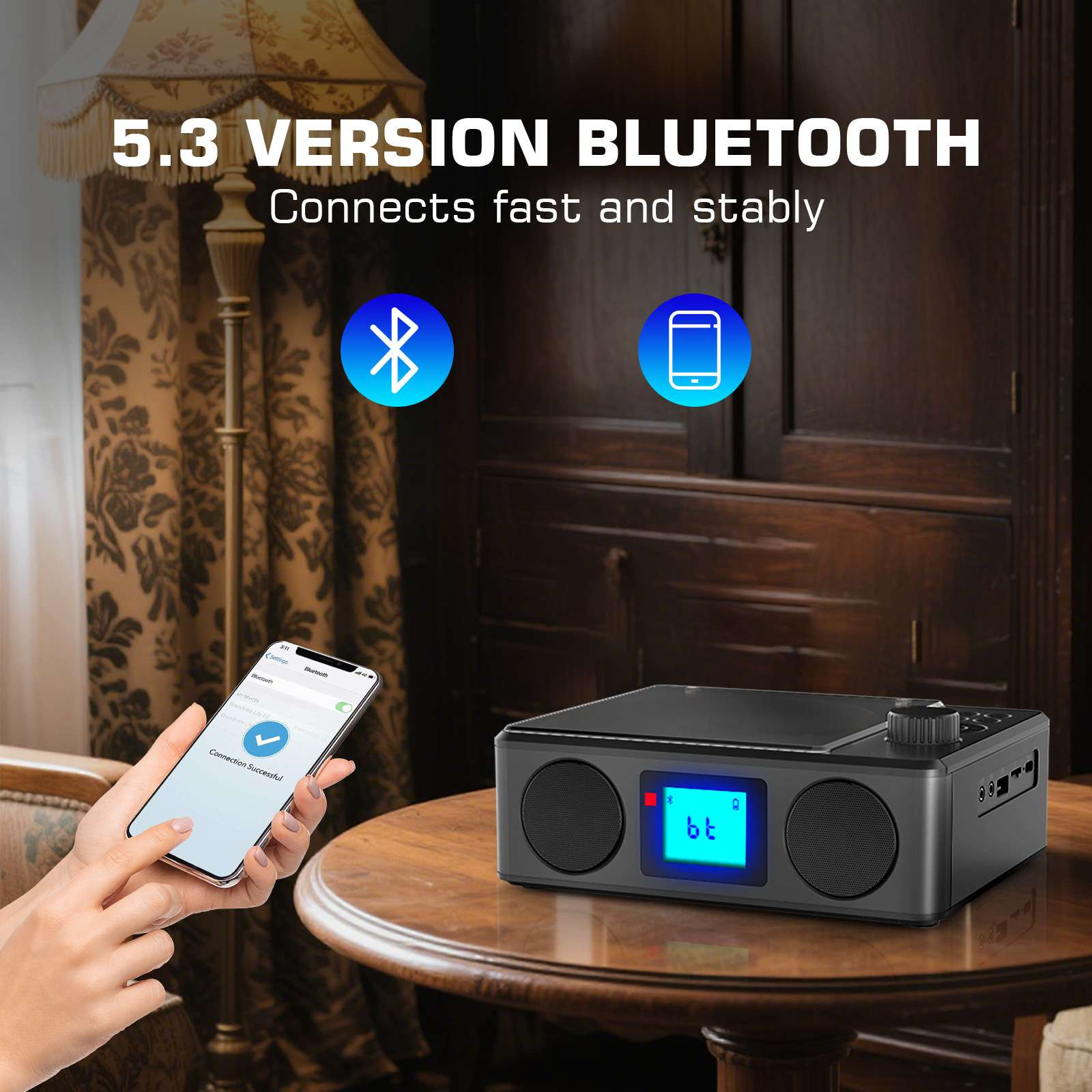 Schwarzer Bluetooth-Lautsprecher. Ein Telefon zeigt erfolgreiche Verbindung. Eine Hand hält das Telefon.