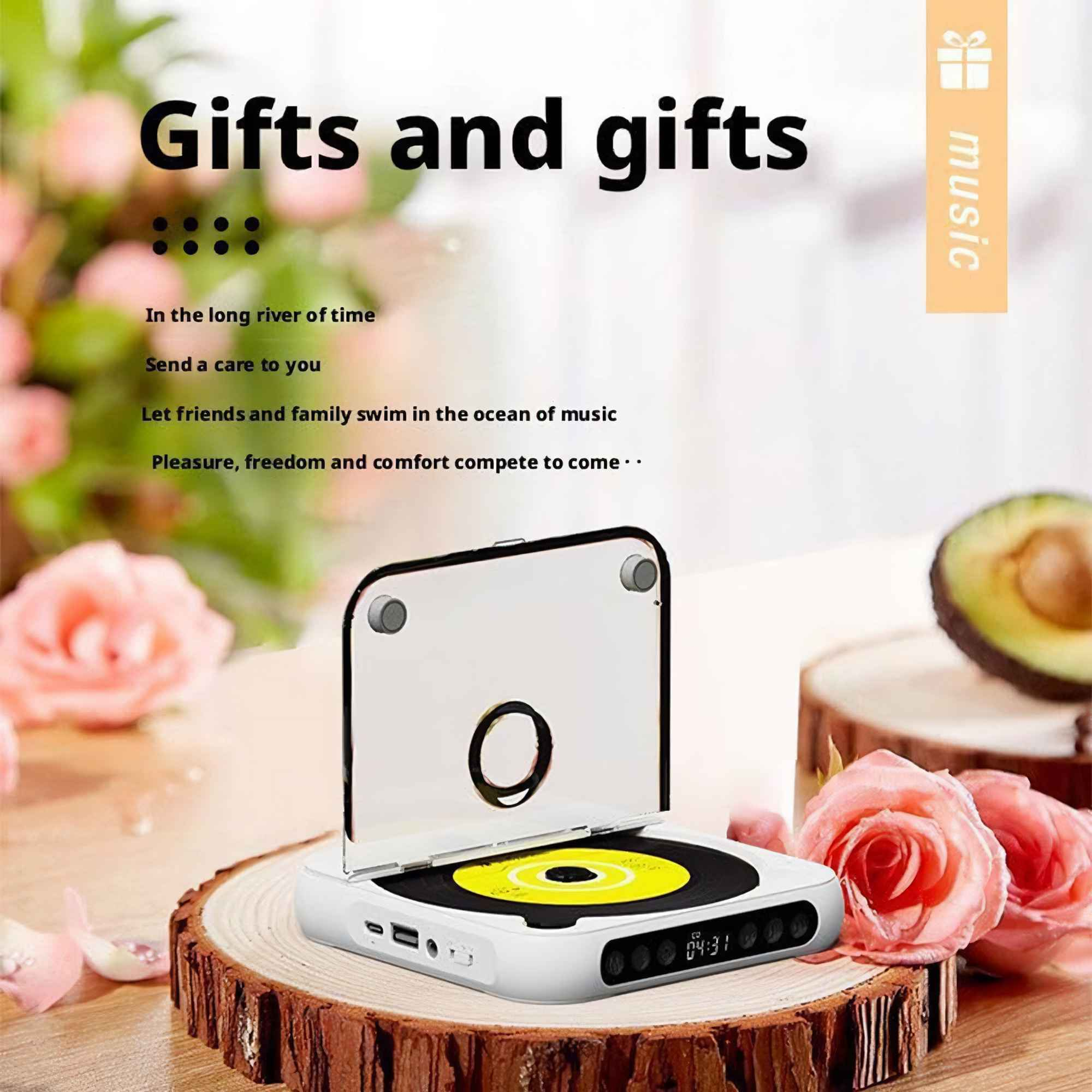 Ein weißer Musikplayer mit gelber Schallplatte steht auf Holzsockel, mit rosa Rosen und Avocadohälfte im Hintergrund.