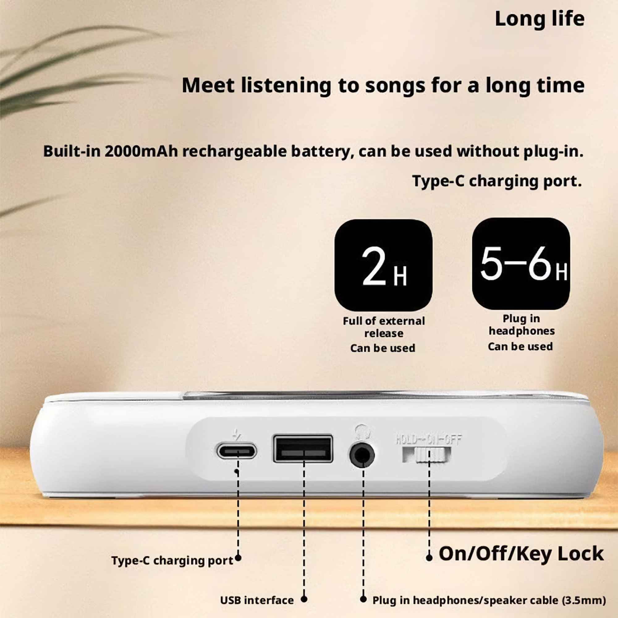 Weißes Gerät mit Textbeschriftungen für Typ-C-, USB- und Audioanschlüsse. Es hat einen Ein-/Ausschalter. Der Hintergrund ist beige.