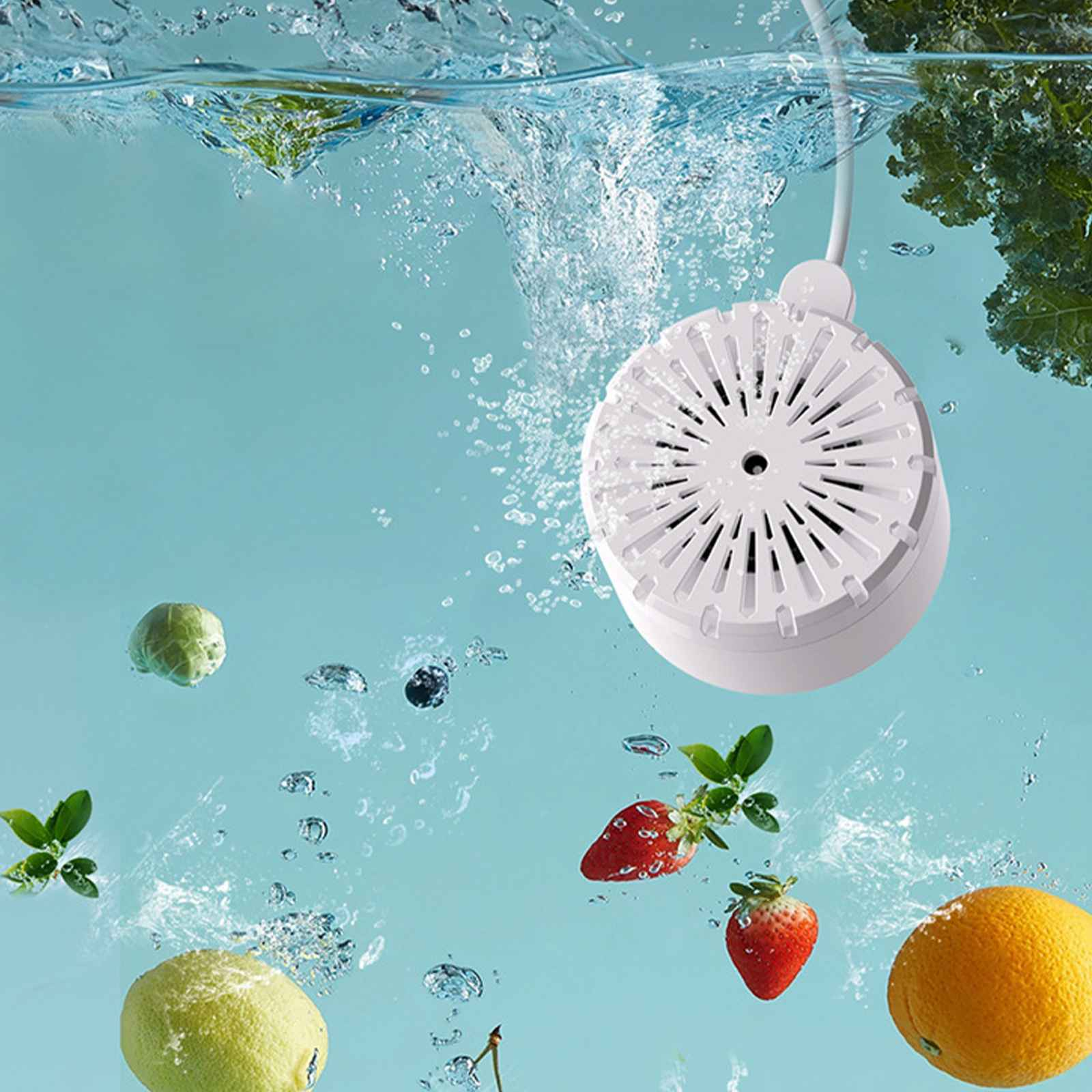 Weißes Waschgerät in Wasser mit Erdbeeren, Zitrone und Orange. Blasen schweben um die Früchte.