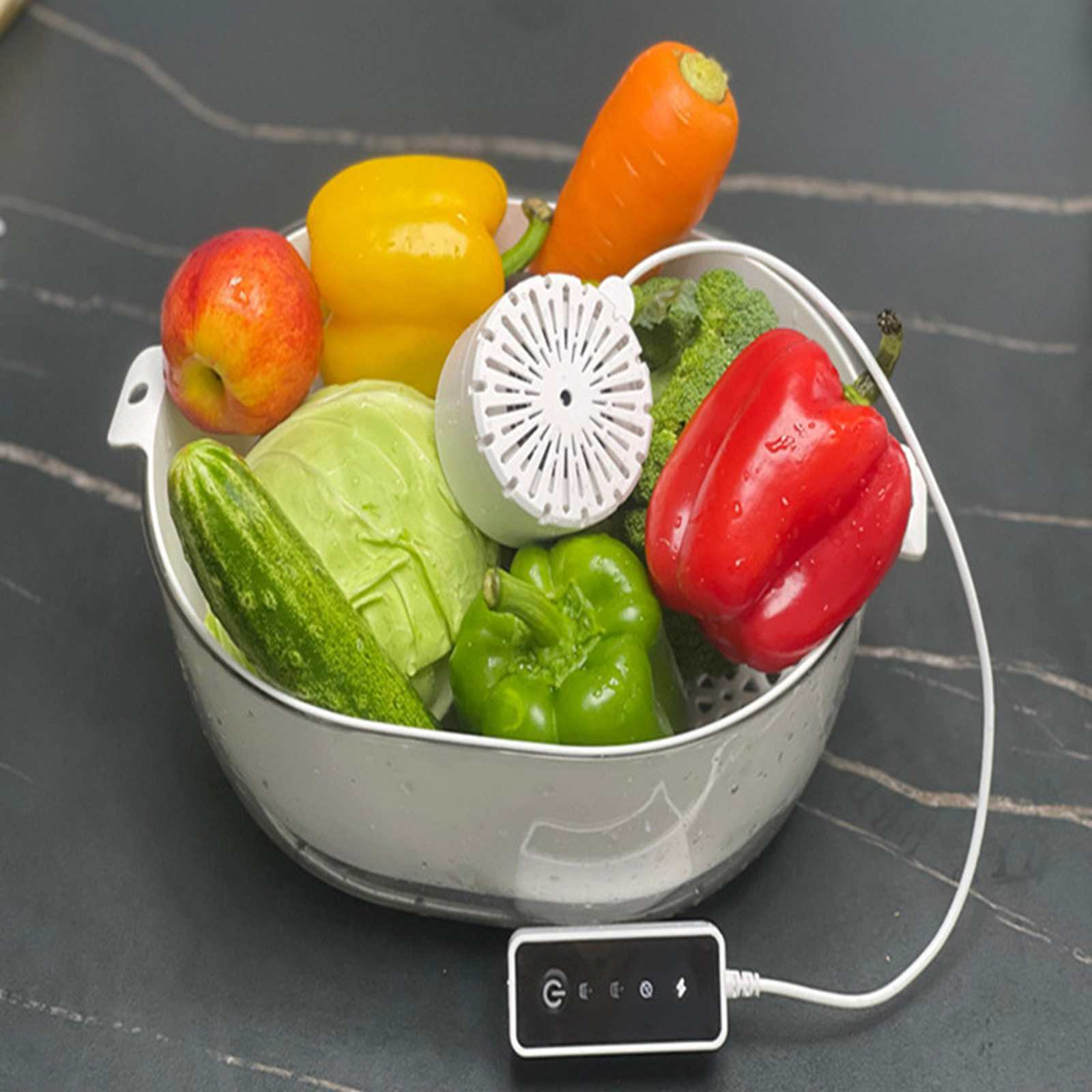 Gemüse in einer Schüssel: rote, gelbe und grüne Paprika, Karotte, Apfel, Gurke, Brokkoli, Kohl und ein weißes Reinigungsgerät.