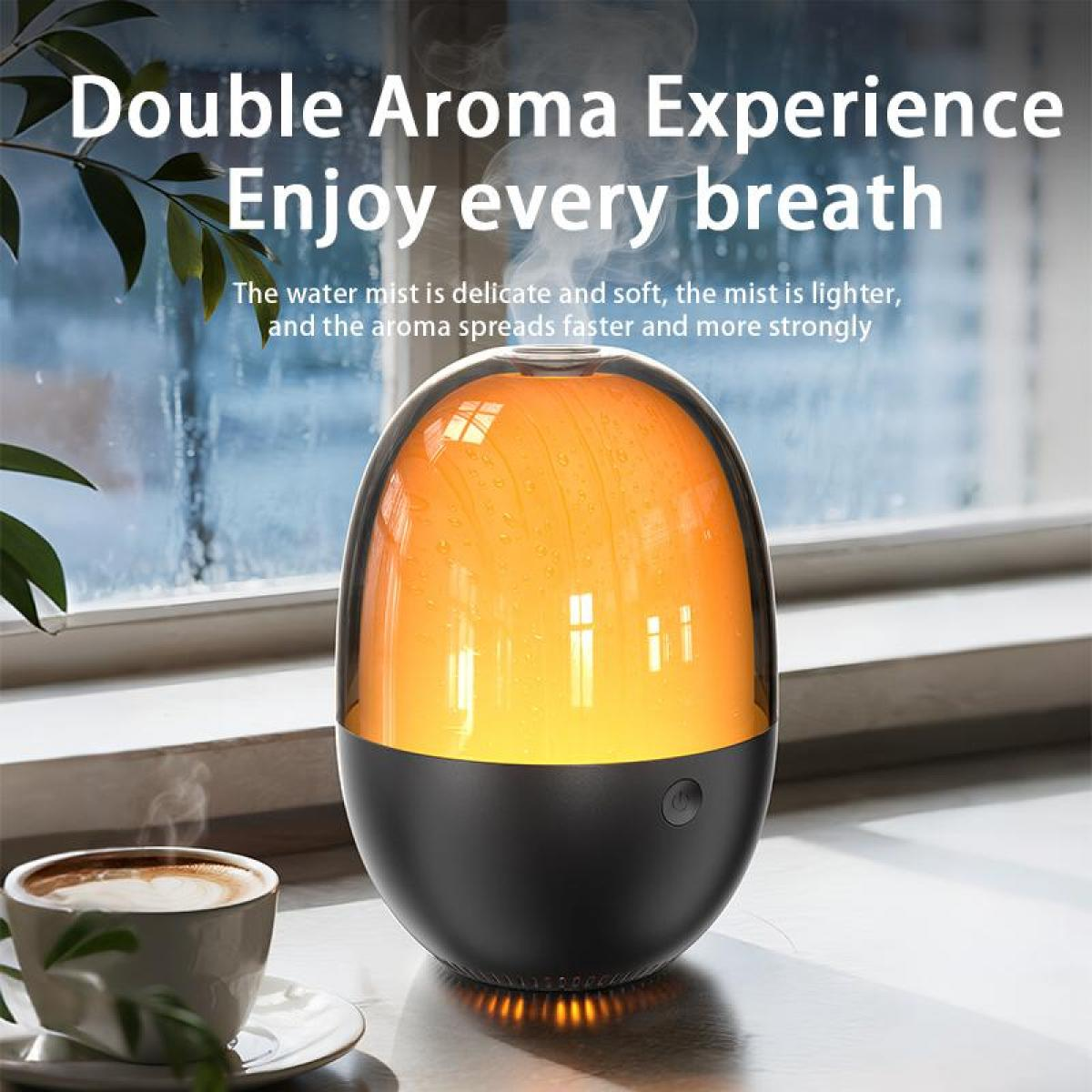 Ein Aromadiffusor mit schwarzem Sockel und orangefarbener Oberseite, der Dampf abgibt. Im Vordergrund steht eine Kaffeetasse, im Hintergrund ein Fenster.