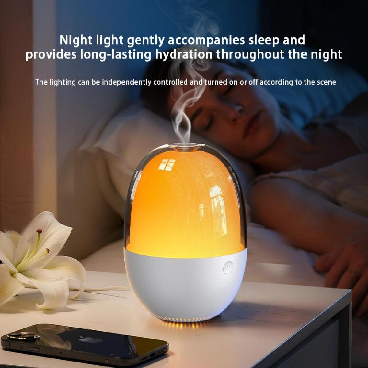 Eine Nachttischszene mit Nachtlicht, Telefon und Lilie. Das Nachtlicht strahlt warm. Im Hintergrund schläft eine Person.