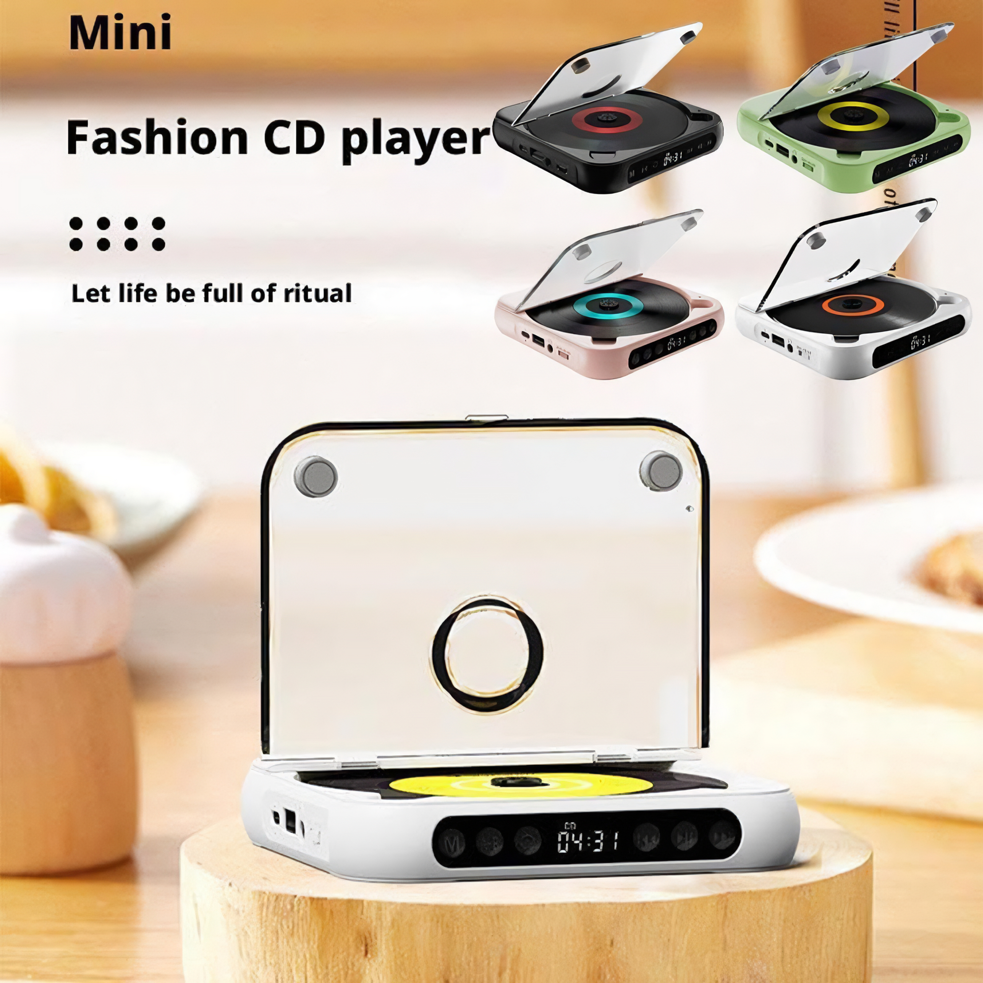 Ein weißer CD-Player mit transparentem Deckel steht auf einem Holzständer. Im Hintergrund sind mehrere andere Player in verschiedenen Farben zu sehen.