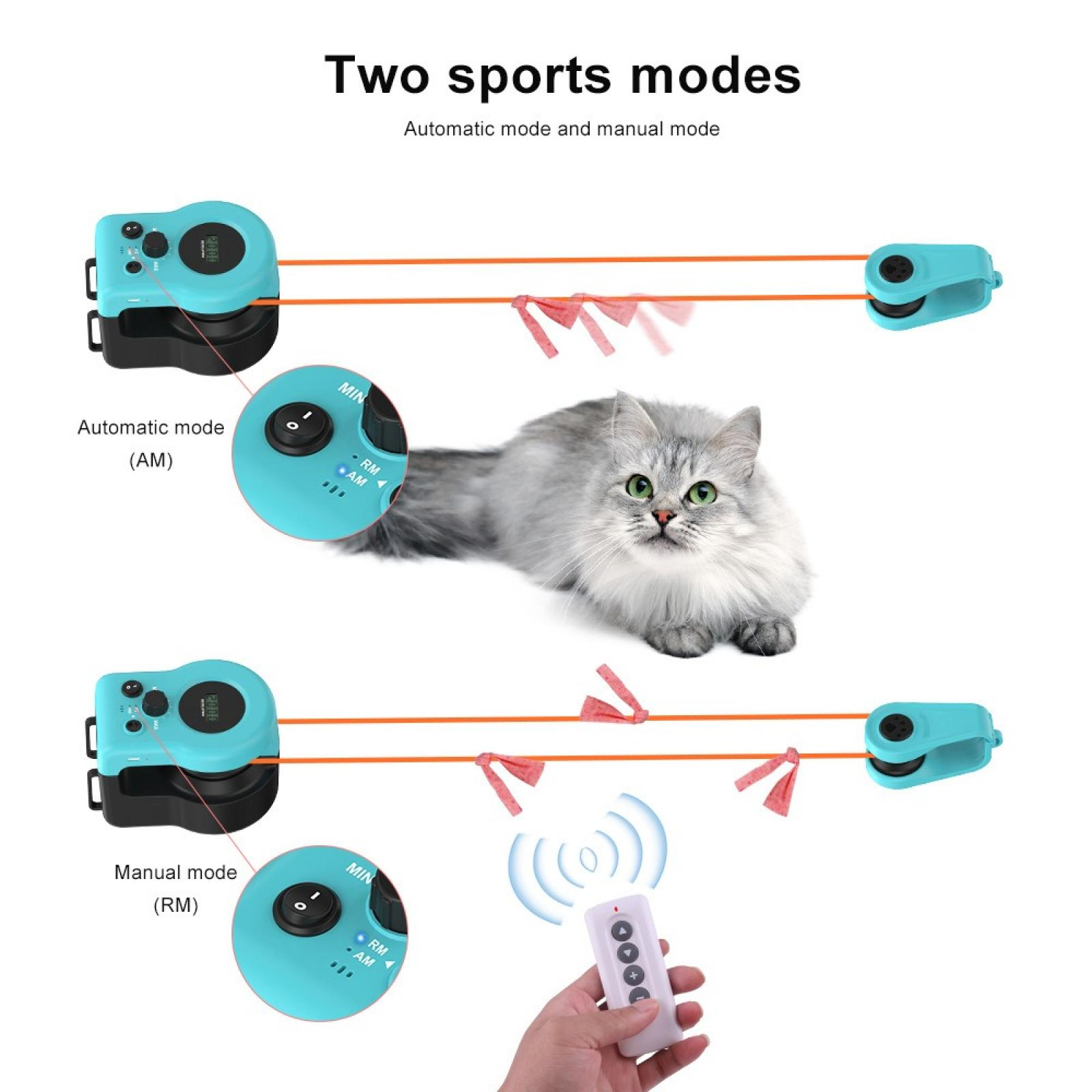 Das Bild zeigt zwei Sportmodi für ein Katzenspielzeug. Eine flauschige Katze liegt zwischen den Spielzeugteilen. Eine Fernbedienung ist in einer Hand.