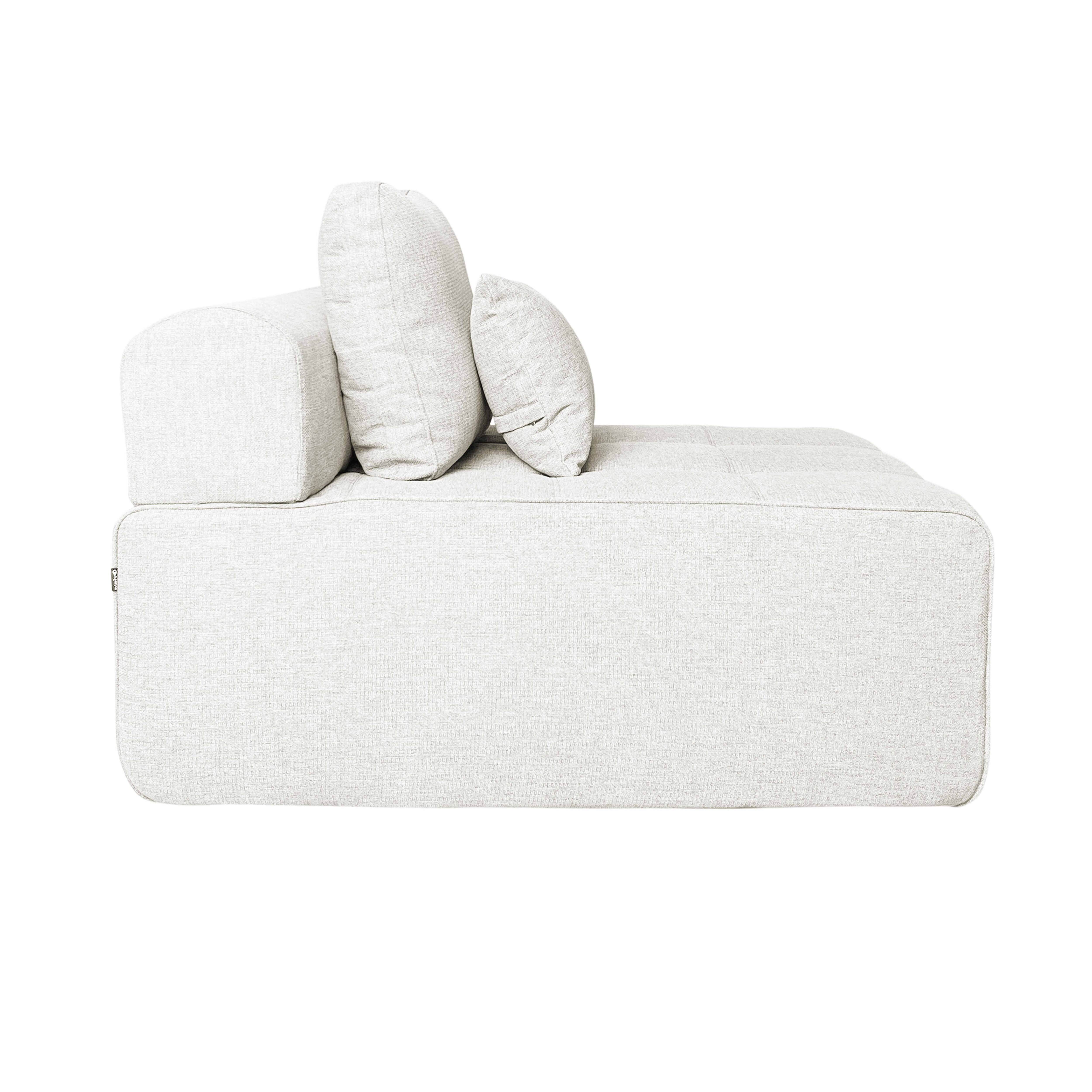 Ein hellgraues Ecksofa mit zwei Kissen auf weißem Hintergrund.