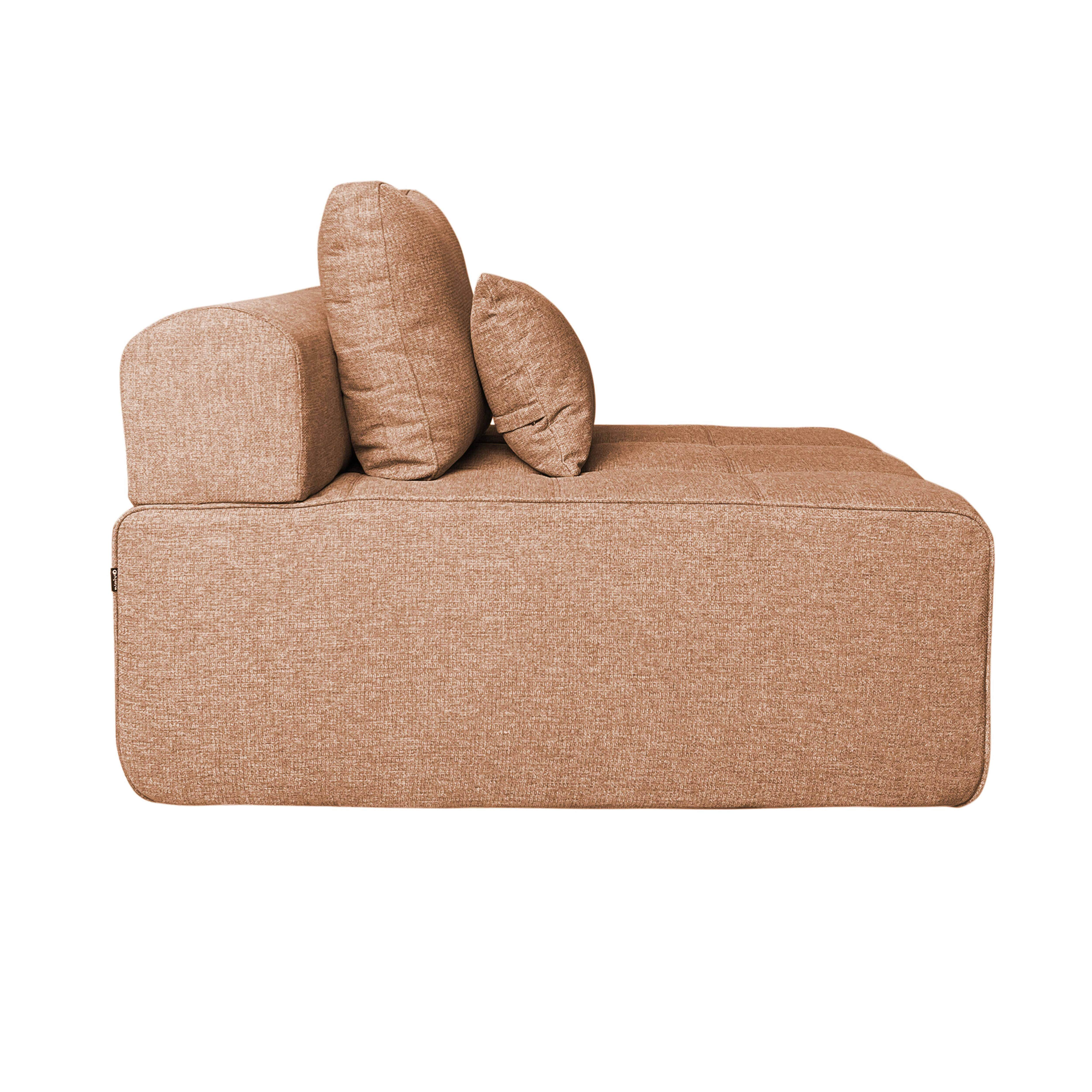 Eine braune Stoff-Chaiselongue mit drei Kissen vor weißem Hintergrund. Das Design ist modern.