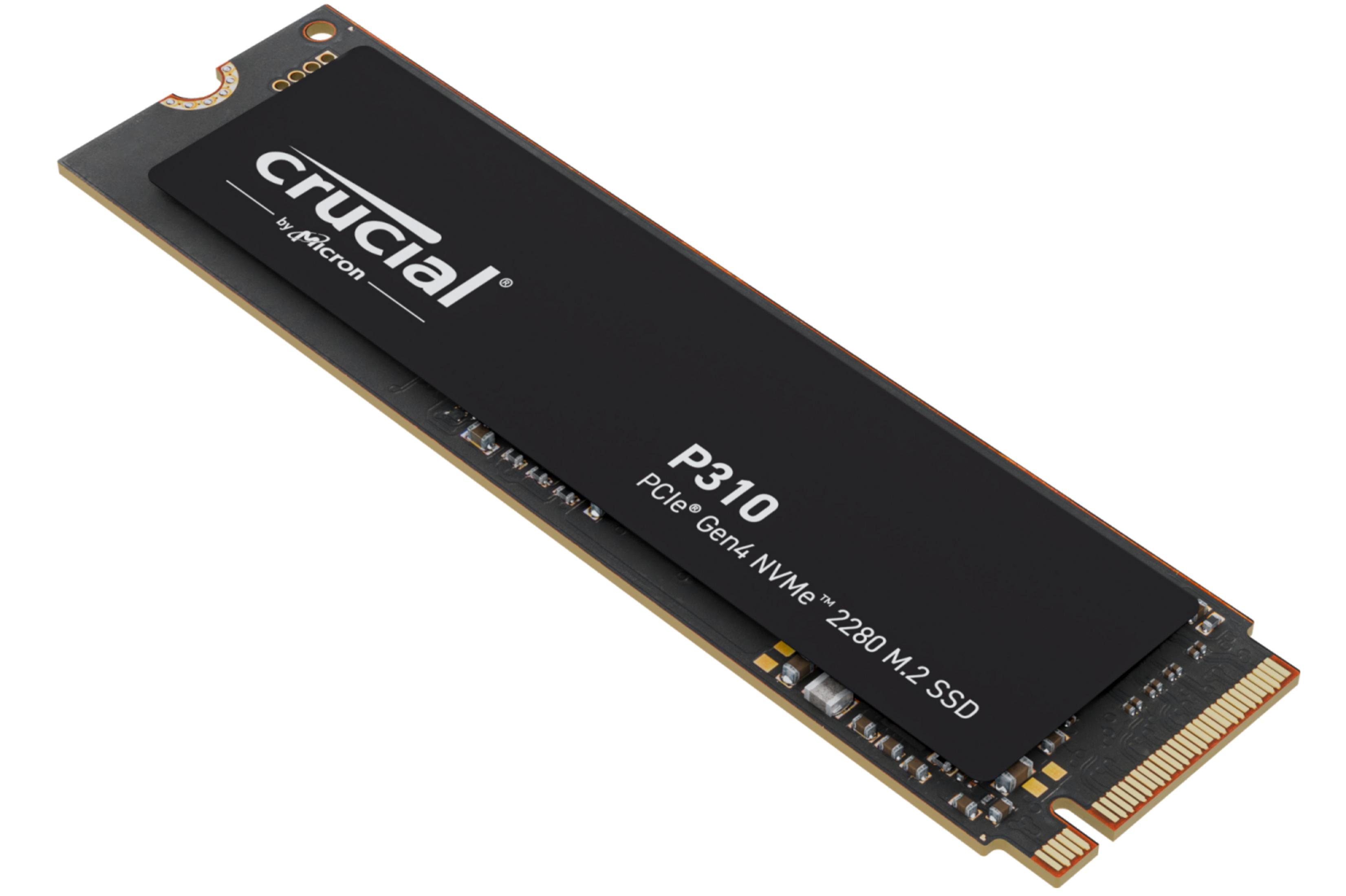 Dysk SSD z czarną osłoną, marka Crucial. To P310 PCIe Gen4 NVMe M.2 SSD. Tło jest białe.