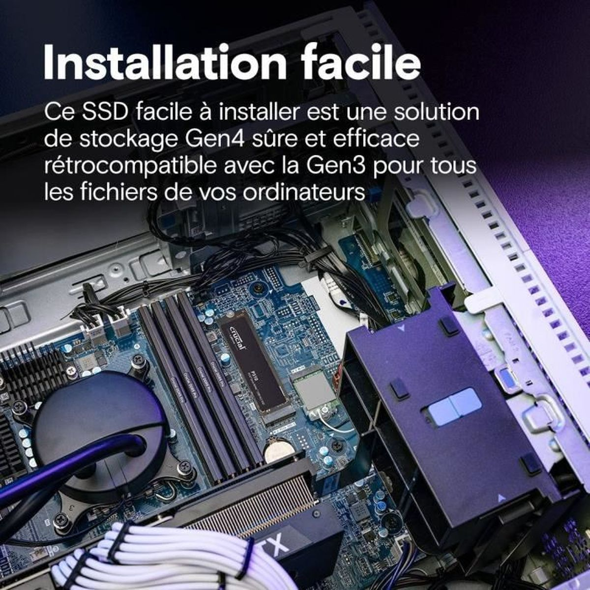 Wewnątrz komputera widoczna jest niebieska płyta obwodu z dyskiem SSD Crucial. Obraz podkreśla łatwą instalację rozwiązania pamięci masowej Gen4.