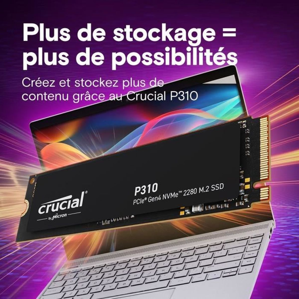Czarny dysk SSD Crucial P310 unosi się nad klawiaturą laptopa. Tekst brzmi 'Plus de stockage = plus de possibilités' oraz szczegóły produktu.