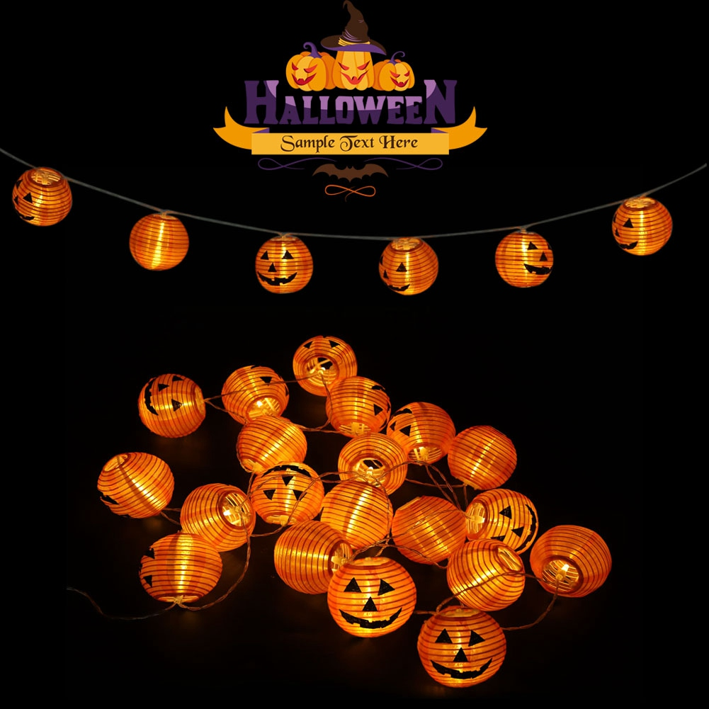 Halloween-Dekoration mit kürbisförmigen Laternen, die aneinandergereiht sind. Die Laternen sind orangefarben und haben geschnitzte Gesichter, vor schwarzem Hintergrund.