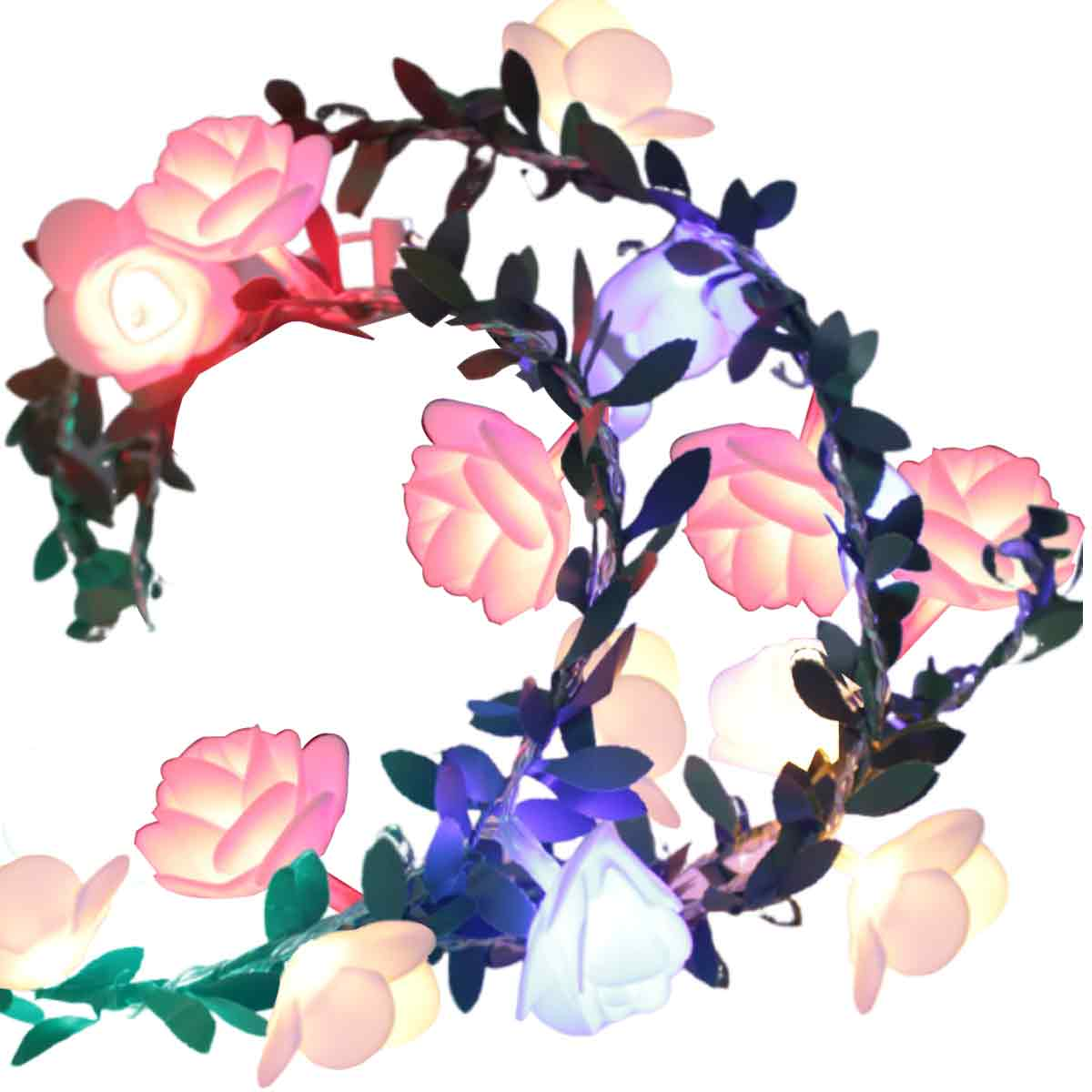 Ein floraler Kranz mit leuchtenden rosa und weißen Rosen, dunkelgrünen Blättern und einem Hauch von blauen und violetten Akzenten.