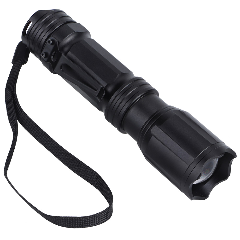 Eine schwarze Taschenlampe mit Handschlaufe, nach rechts geneigt. Die Taschenlampe steht auf weißem Hintergrund und hat eine sechseckige Form.