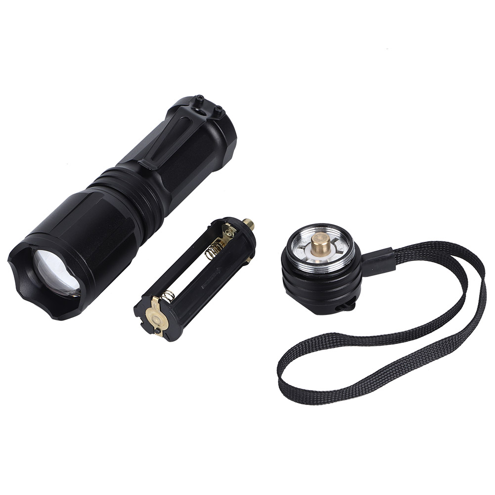 Schwarze Taschenlampe zerlegt mit Batteriefach und Kopf. Schwarzer Riemen befestigt. Teile liegen auf weißem Hintergrund.