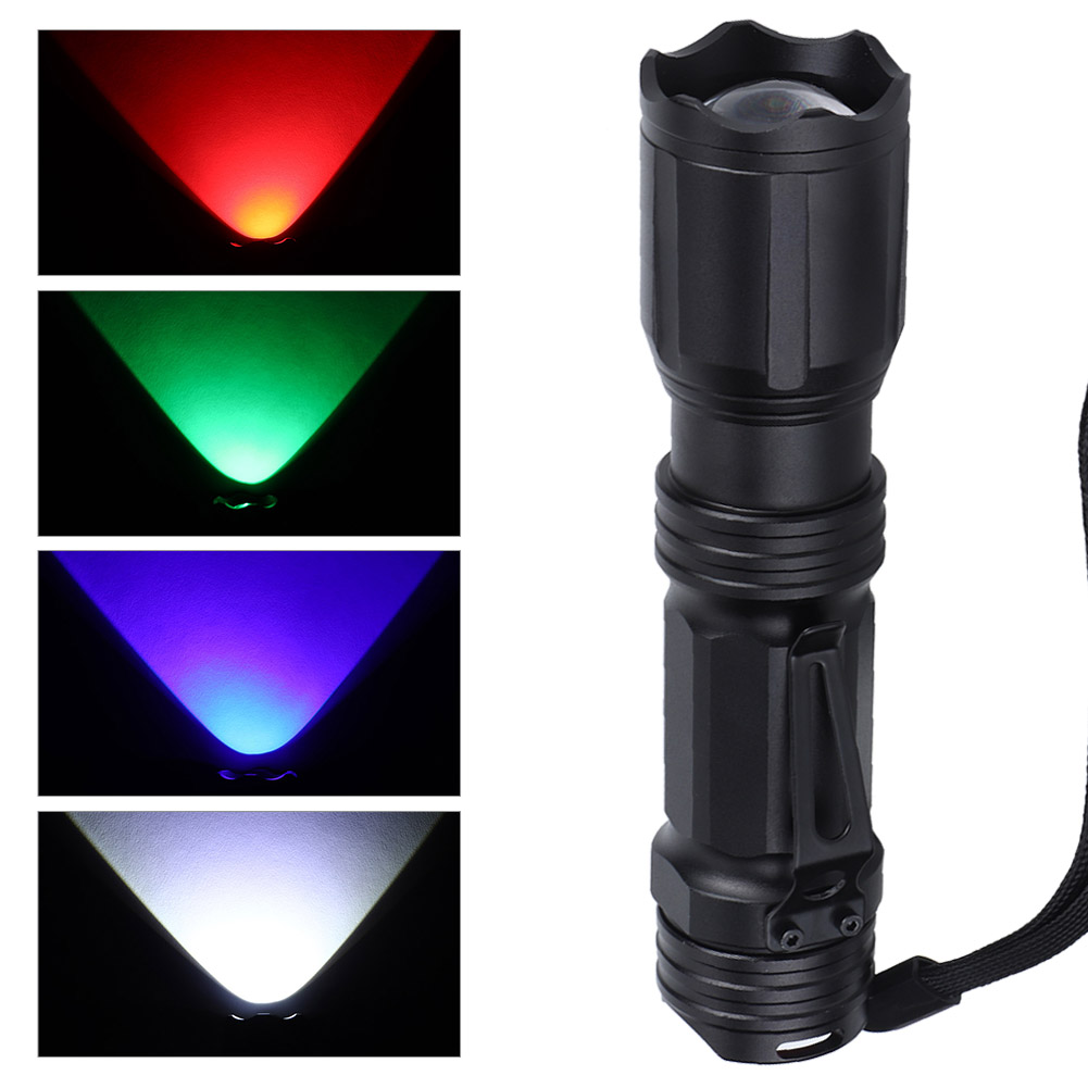 Eine schwarze Taschenlampe neben vier farbigen Lichtstrahlen: rot, grün, blau und weiß, die von der linken Seite leuchten.