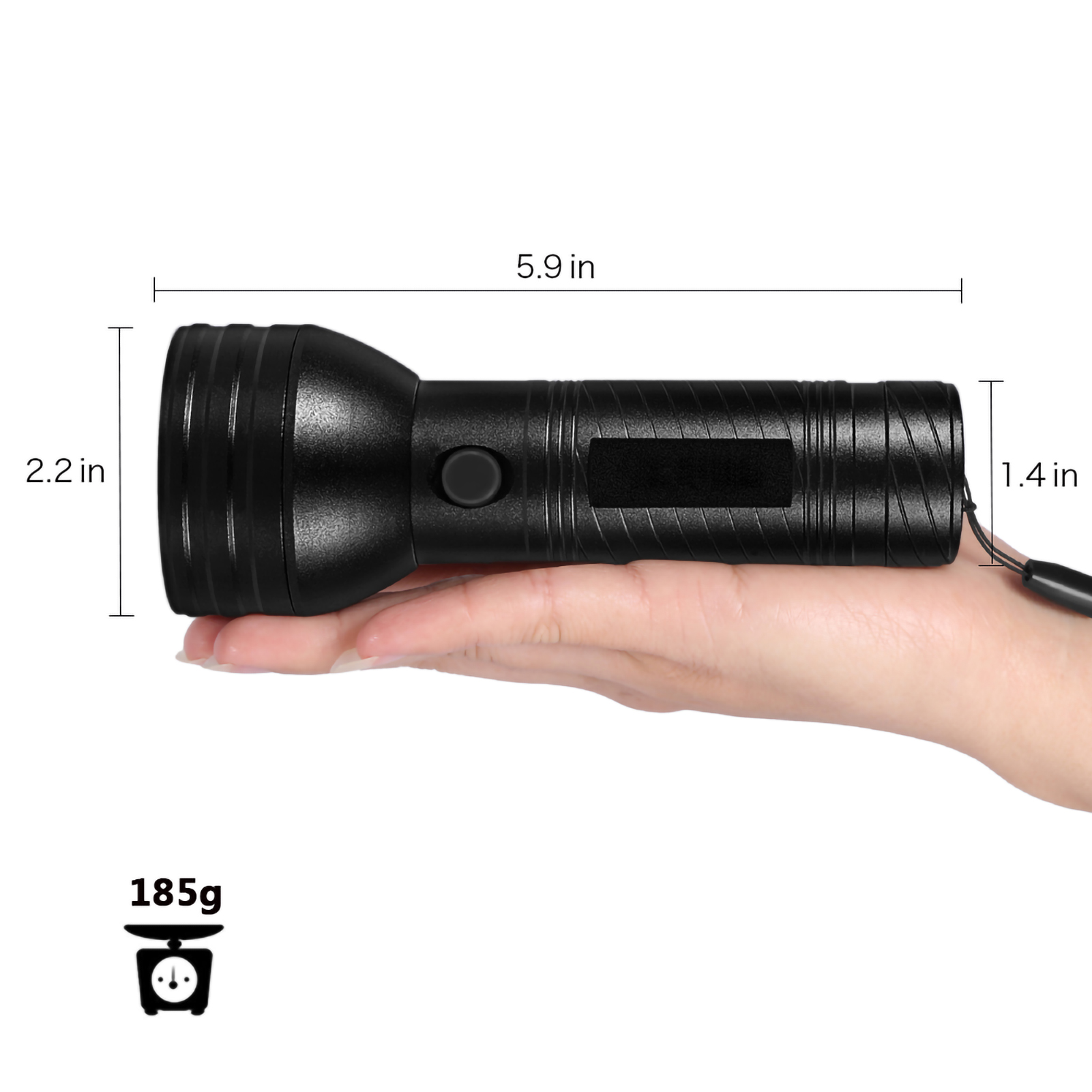 Eine schwarze Taschenlampe wird in einer Hand gehalten, Abmessungen und Gewicht sind angegeben. Der Hintergrund ist weiß.