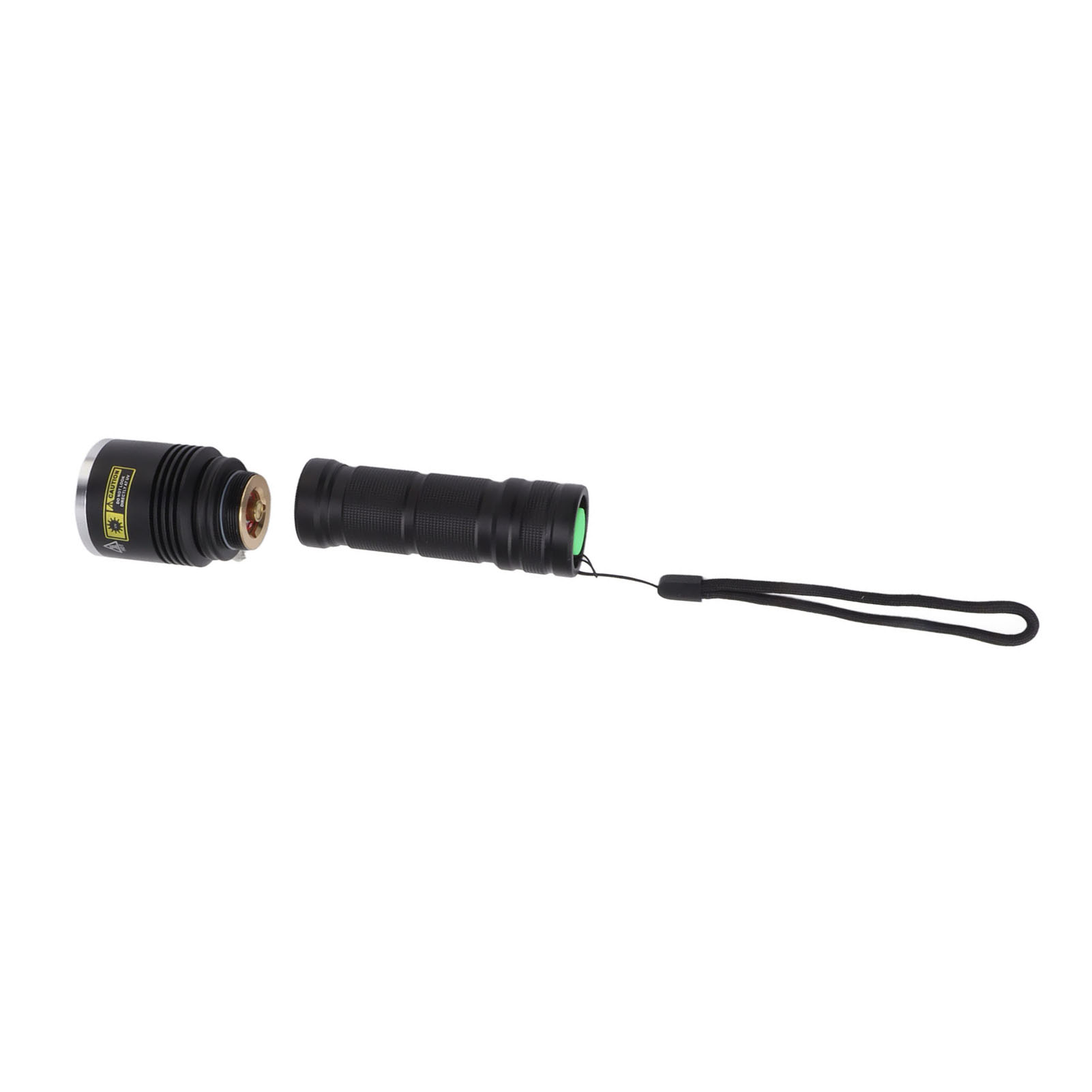 Eine zerlegte schwarze Taschenlampe mit schwarzem Riemen. Teile sind getrennt. Ein Ende hat eine Batterie. Weißer Hintergrund.
