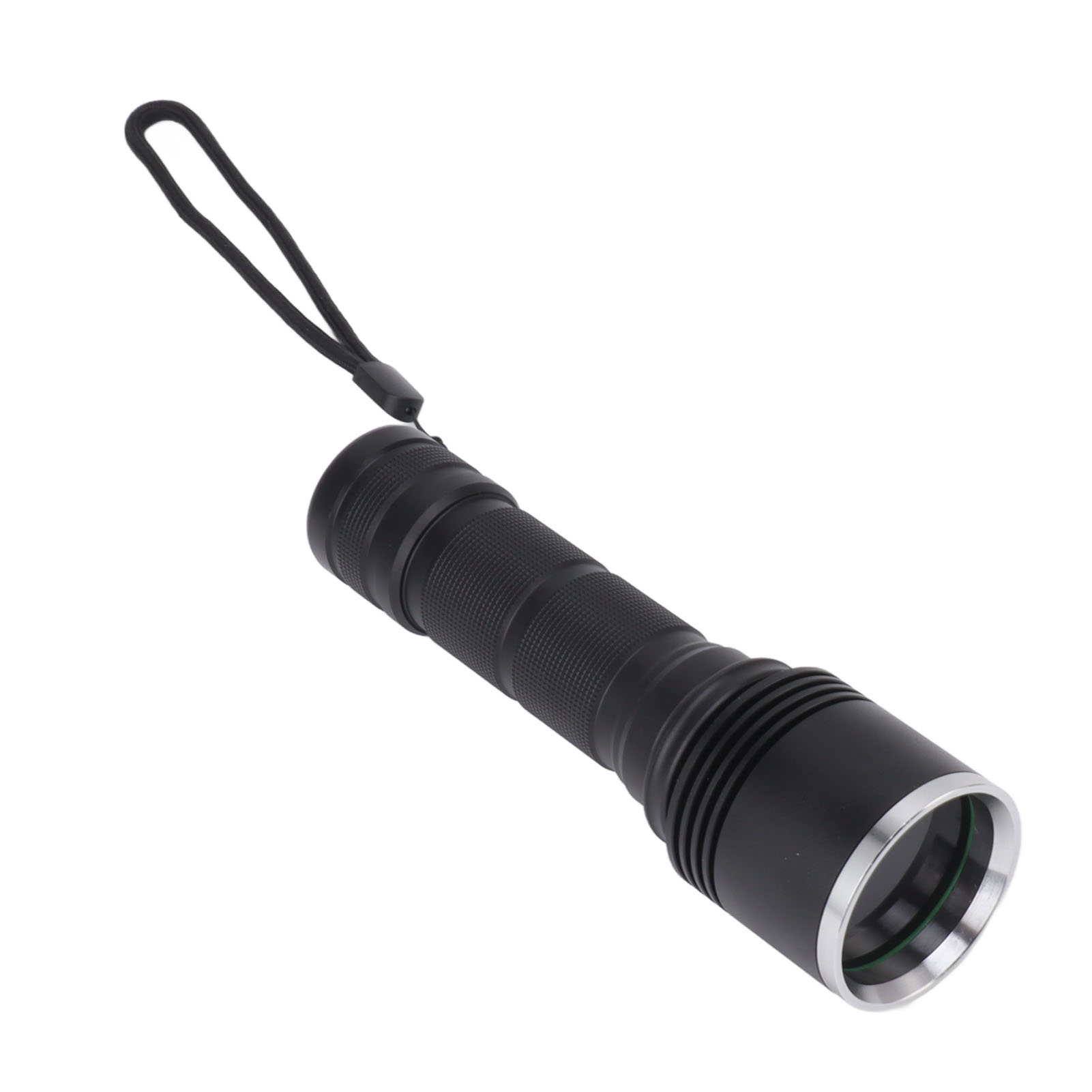 Schwarze Taschenlampe mit Handschlaufe, auf weißem Hintergrund angewinkelt. Die Linse hat einen silbernen Ring.