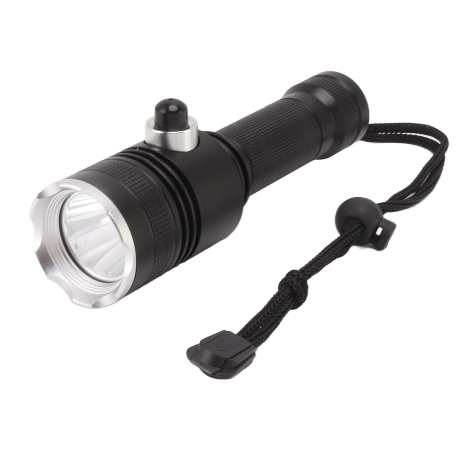 Eine schwarze Taschenlampe mit silberner Lünette und schwarzem Umhängeband. Der Knopf ist silber und schwarz.