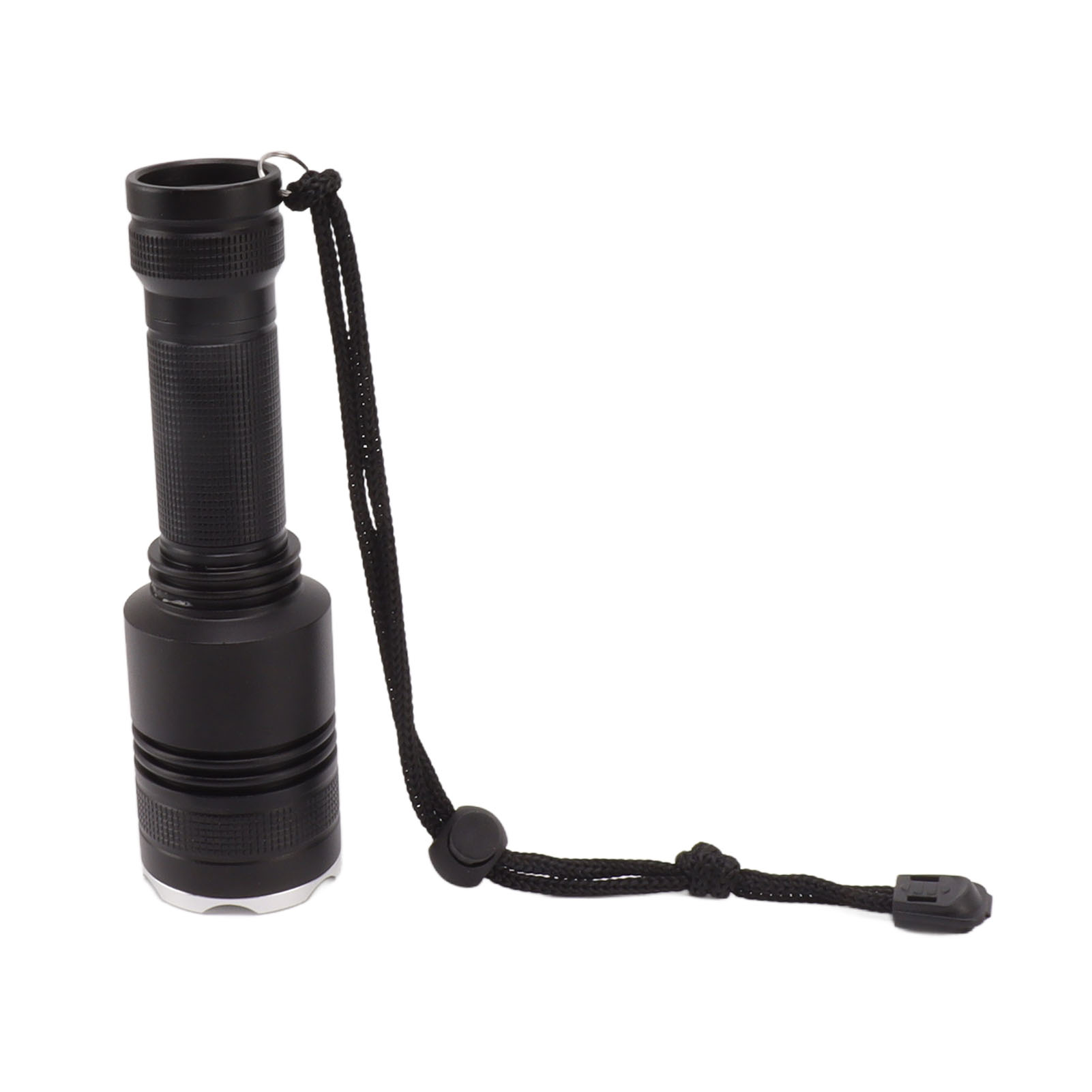 Schwarze Taschenlampe mit schwarzem Umhängeband auf weißem Hintergrund. Die Taschenlampe ist zylindrisch.