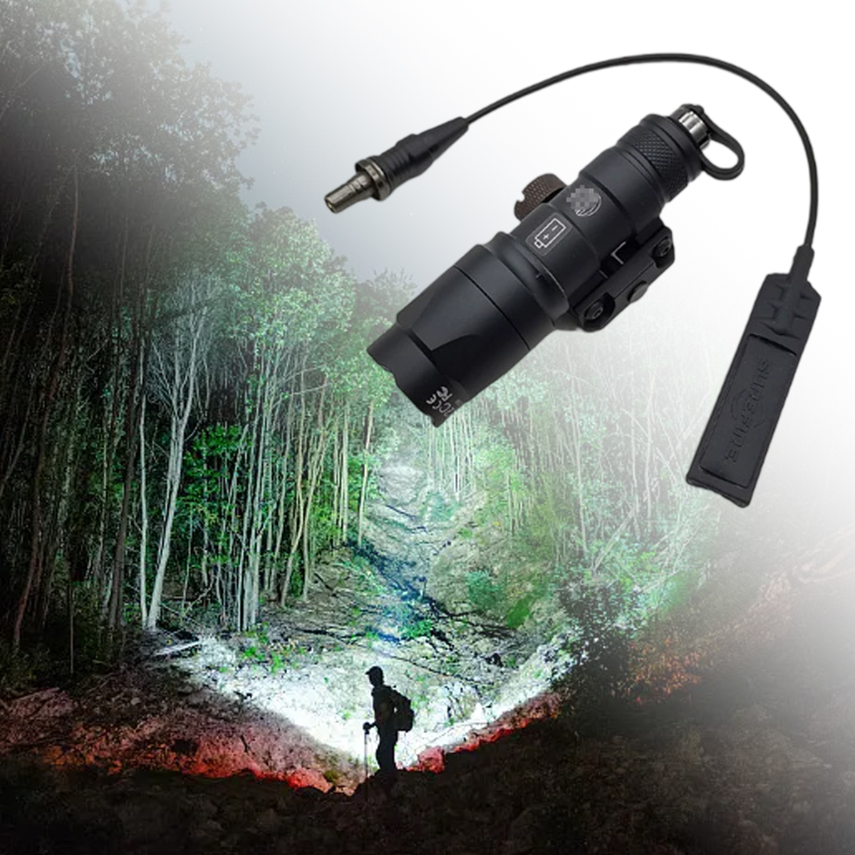 Eine schwarze Taschenlampe mit Kabel wird gezeigt. Eine Person mit Rucksack befindet sich in einem von der Taschenlampe beleuchteten Wald. Bäume im Hintergrund.