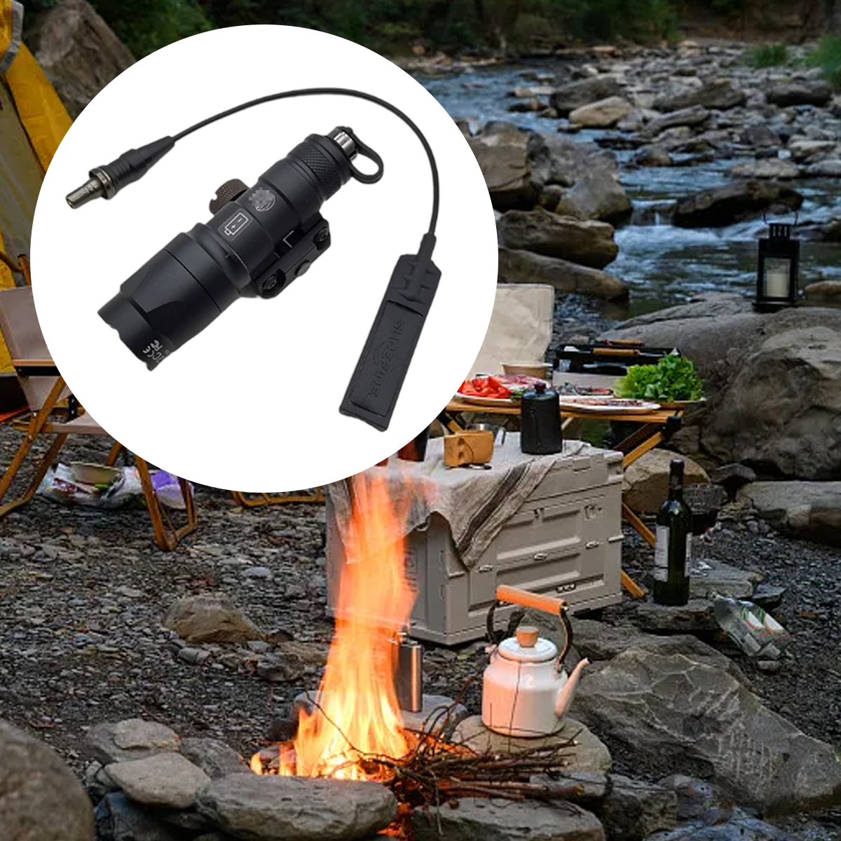 Eine Campingszene mit einer schwarzen Taschenlampe, einem Lagerfeuer, einem Fluss und einem Tisch mit Essen und Getränken. Eine Laterne steht daneben.
