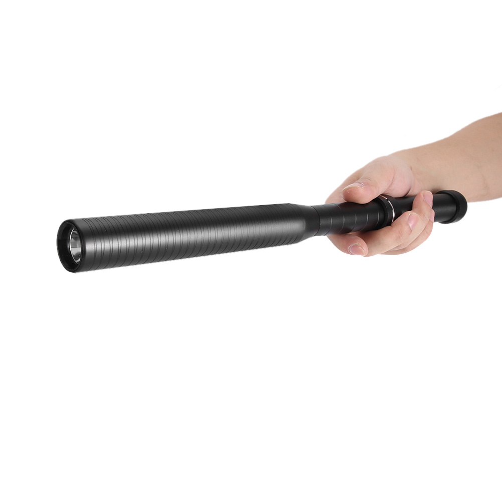 Eine Hand hält eine schwarze Taschenlampe. Die Taschenlampe ist zylindrisch mit geriffeltem Körper. Der Hintergrund ist weiß.