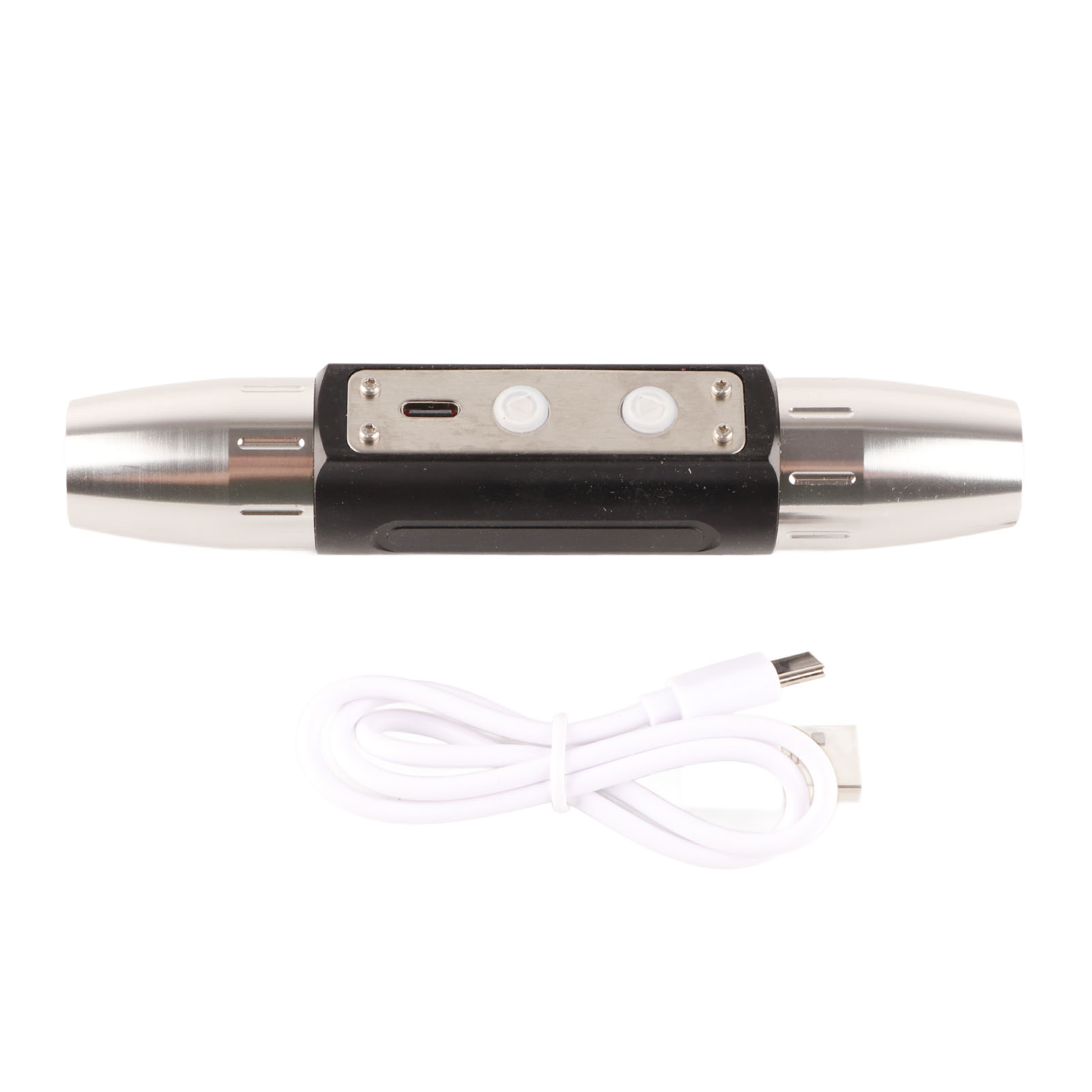 Eine silber-schwarze Taschenlampe mit zwei Knöpfen und einem Ladeanschluss, daneben ein weißes USB-Kabel.