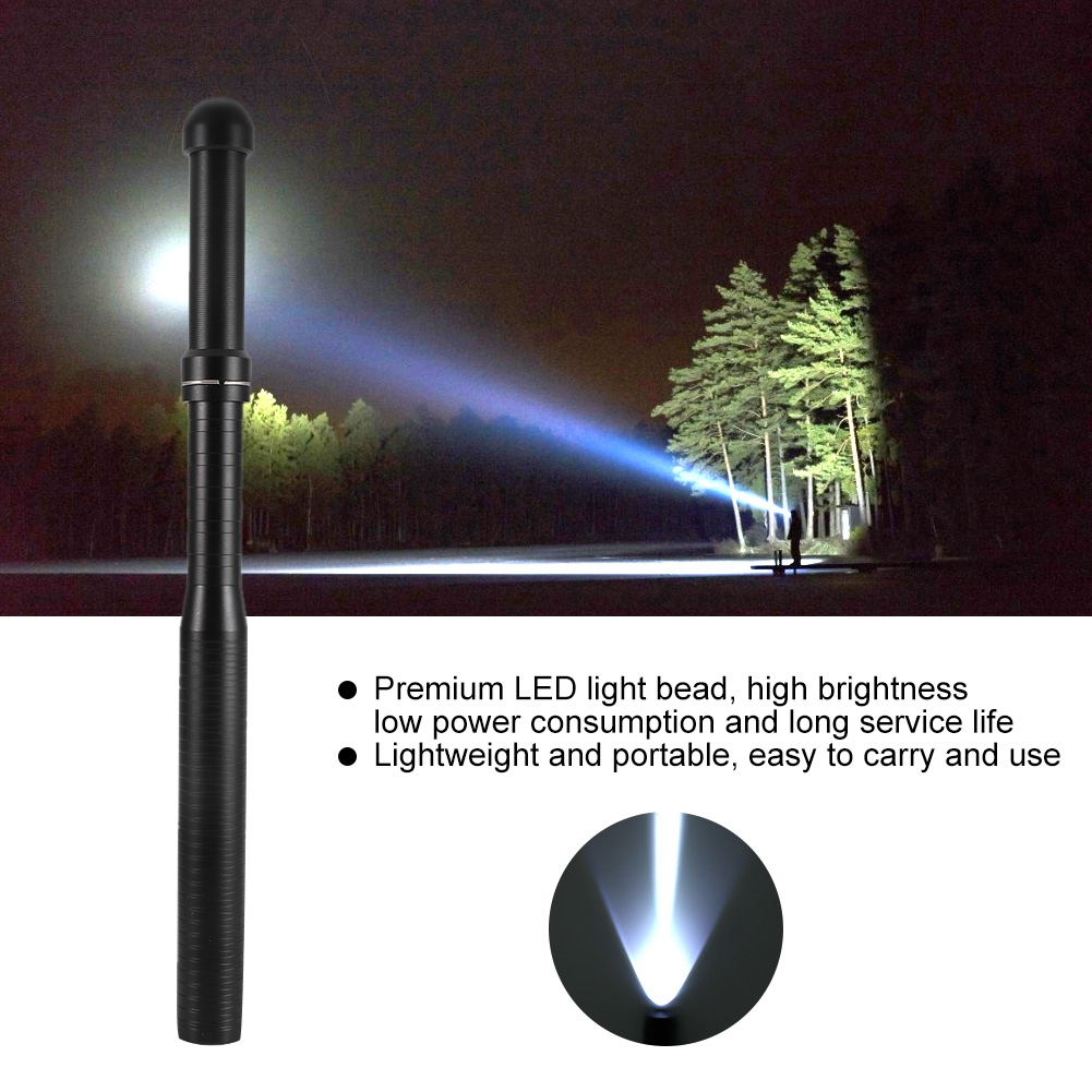 Eine schwarze Taschenlampe beleuchtet nachts einen Wald. Eine Person steht im Licht. Im Vordergrund ist auch ein Lichtstrahl sichtbar.