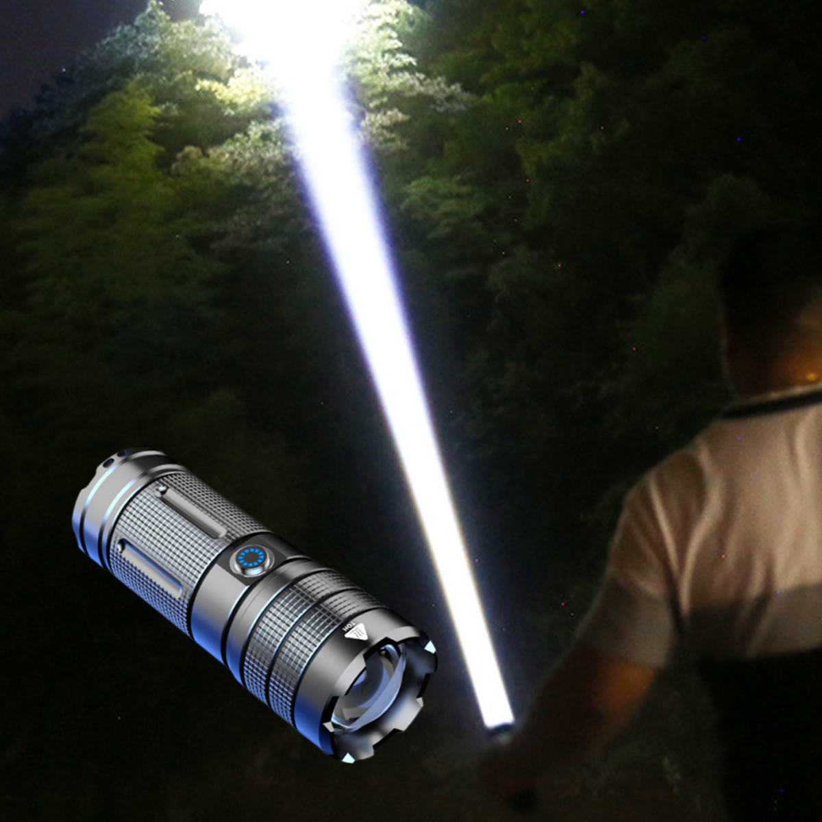 Eine Person hält eine Taschenlampe. Das helle Licht scheint nach oben. Dunkle Bäume füllen den Hintergrund. Die Taschenlampe ist silber und blau.