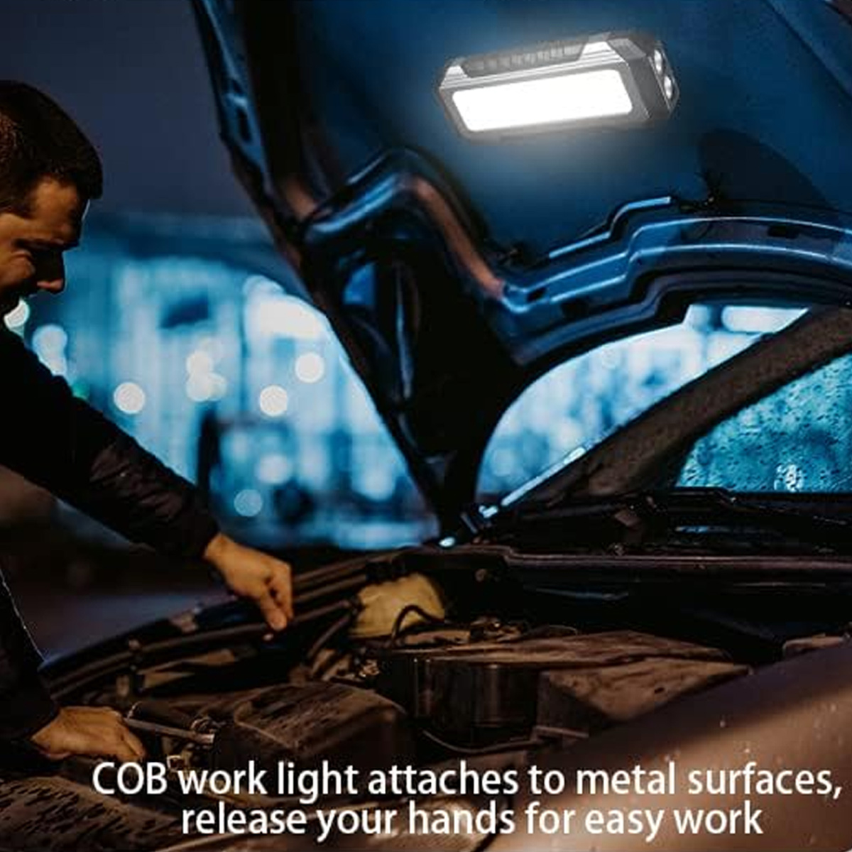 Ein Mann arbeitet nachts an einem Automotor. Ein helles Arbeitslicht beleuchtet den Motorraum. Text besagt, dass das Licht am Metall befestigt wird.