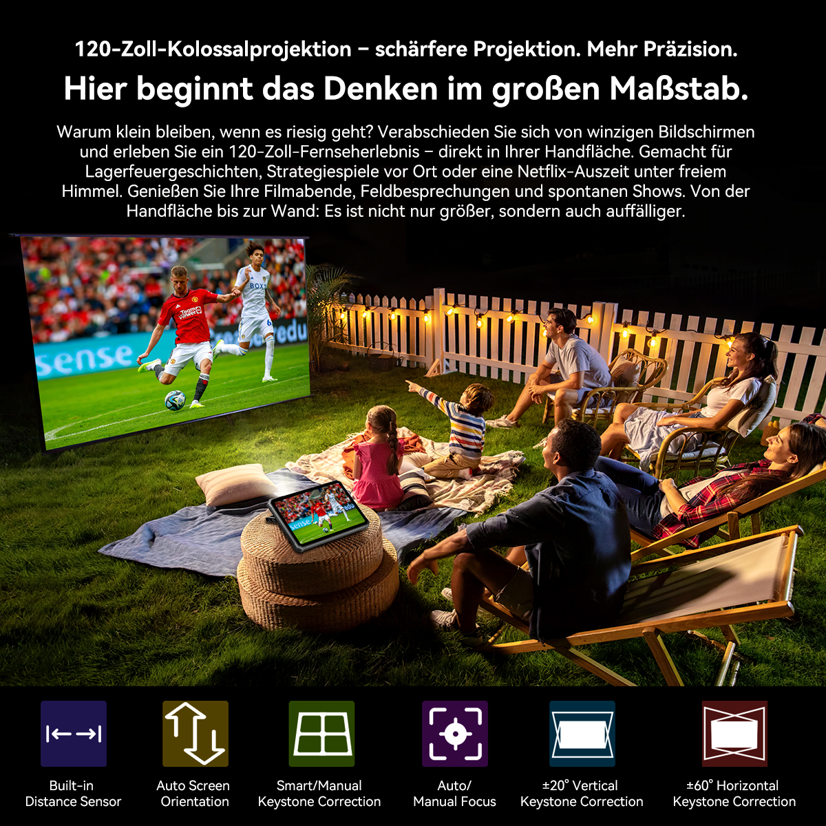 Leute schauen ein Fußballspiel, das auf eine Leinwand in einem Hinterhof projiziert wird. Familie entspannt sich auf Stühlen und ein Tablet im Vordergrund.