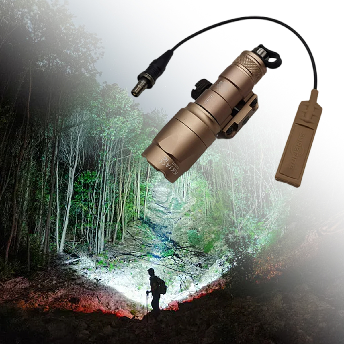 Eine Taschenlampe beleuchtet einen Waldweg mit einem Wanderer. Die Taschenlampe ist braun, mit einem schwarzen Kabel und einem Schalter. Der Wald ist grün.