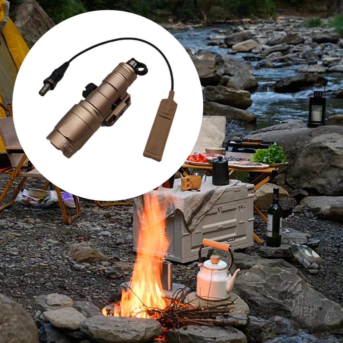Eine Campingszene mit Feuer, einer Taschenlampe und einem Fluss im Hintergrund. In der Nähe befindet sich ein Tisch mit Essen und Getränken.