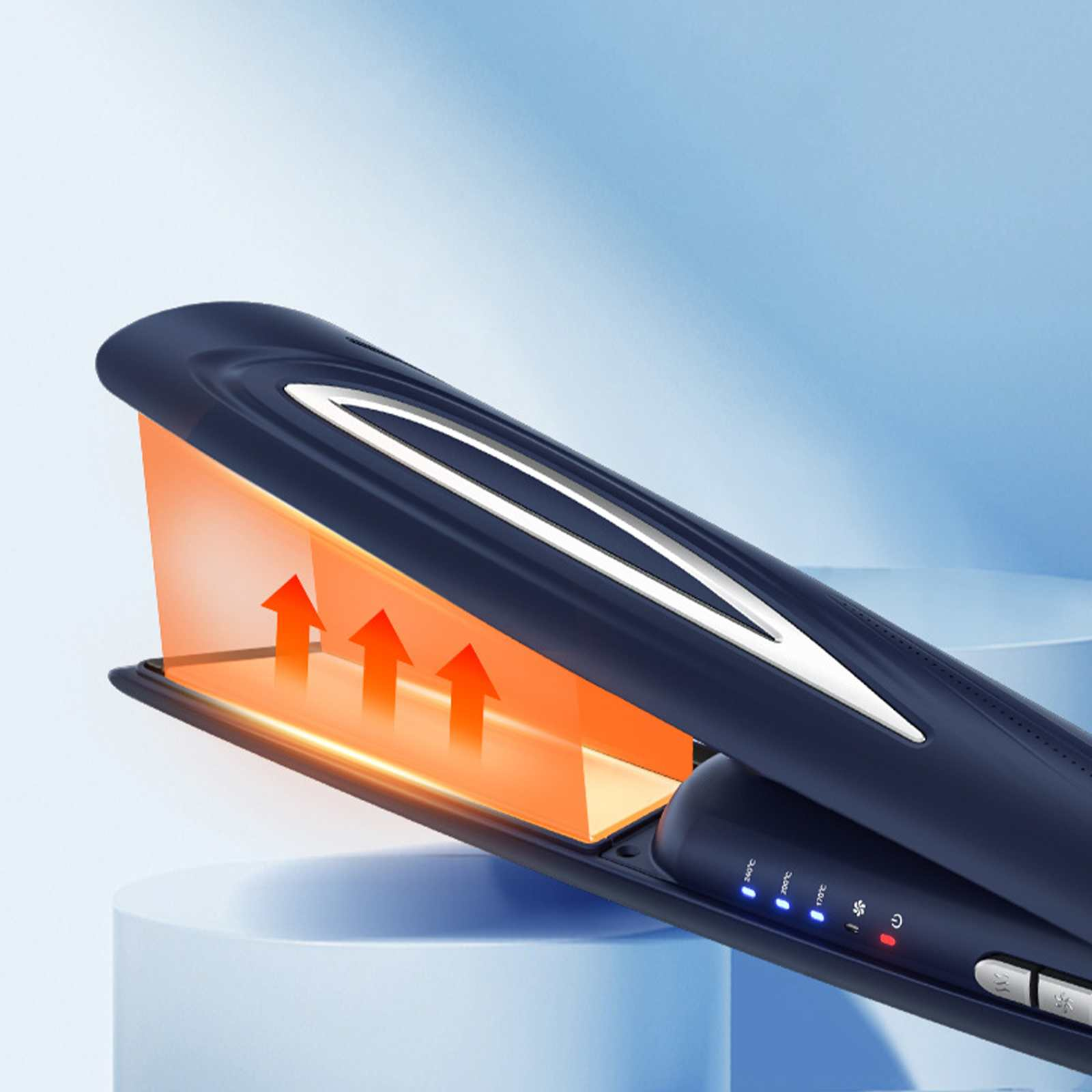Ein blauer Haarglätter mit orangefarbenen Pfeilen. Er hat einen weißen Streifen, der Hintergrund ist hellblau.
