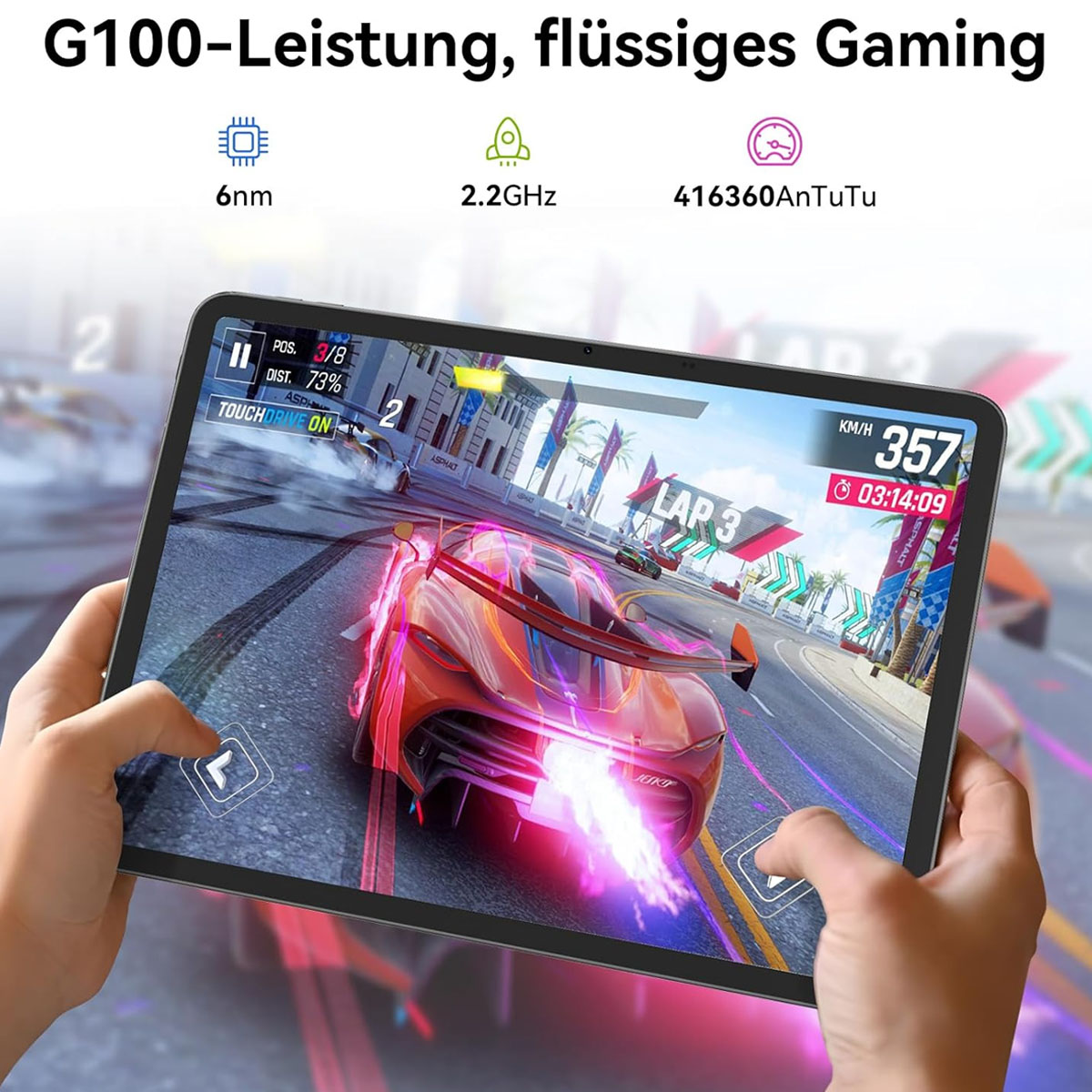 Ein Tablet zeigt ein Rennspiel. Hände halten das Tablet. Das Spiel zeigt ein Auto, das auf einer Rennstrecke fährt.