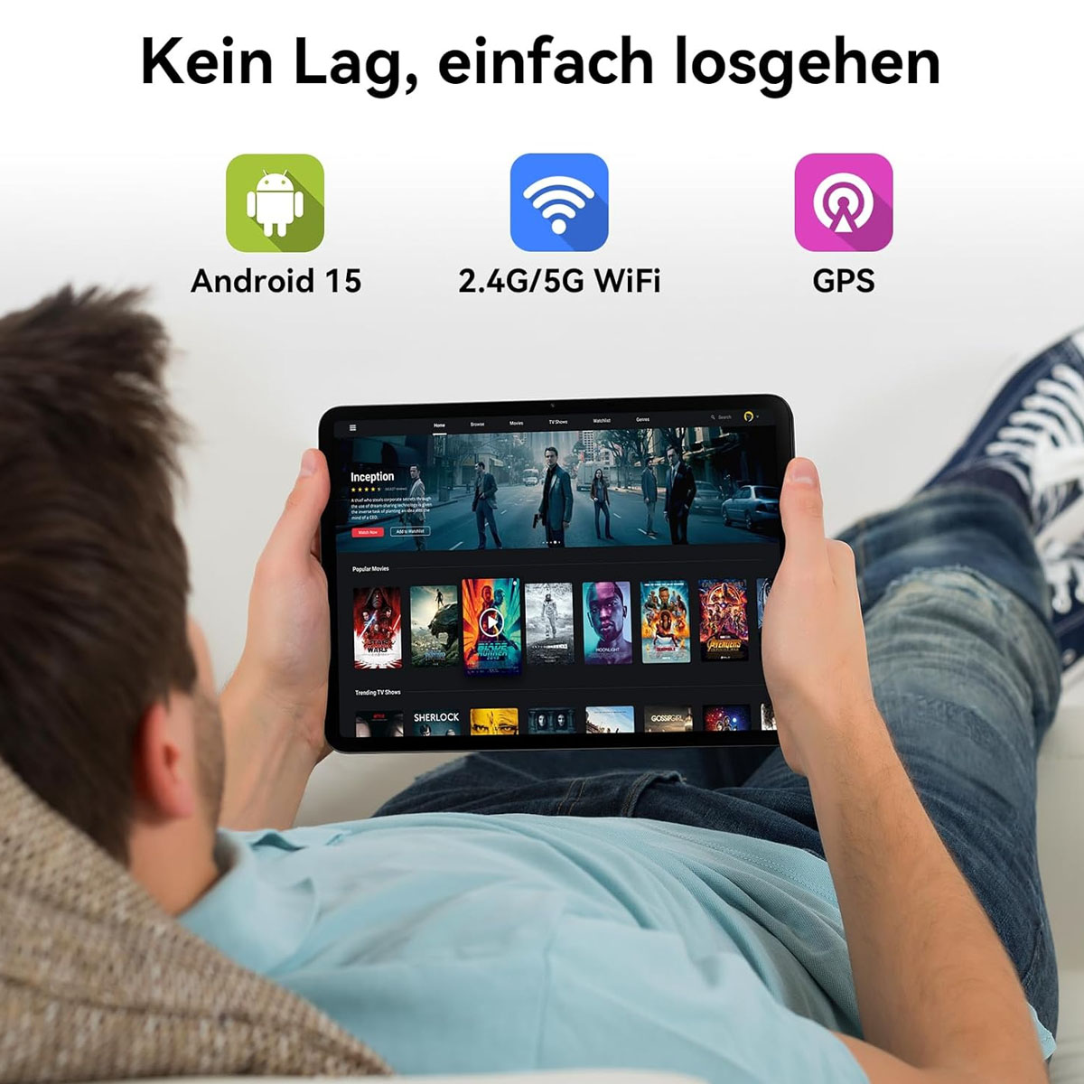 Eine Person entspannt sich und hält ein Tablet mit Filmplakaten. Im Hintergrund Icons für Android, WLAN und GPS.