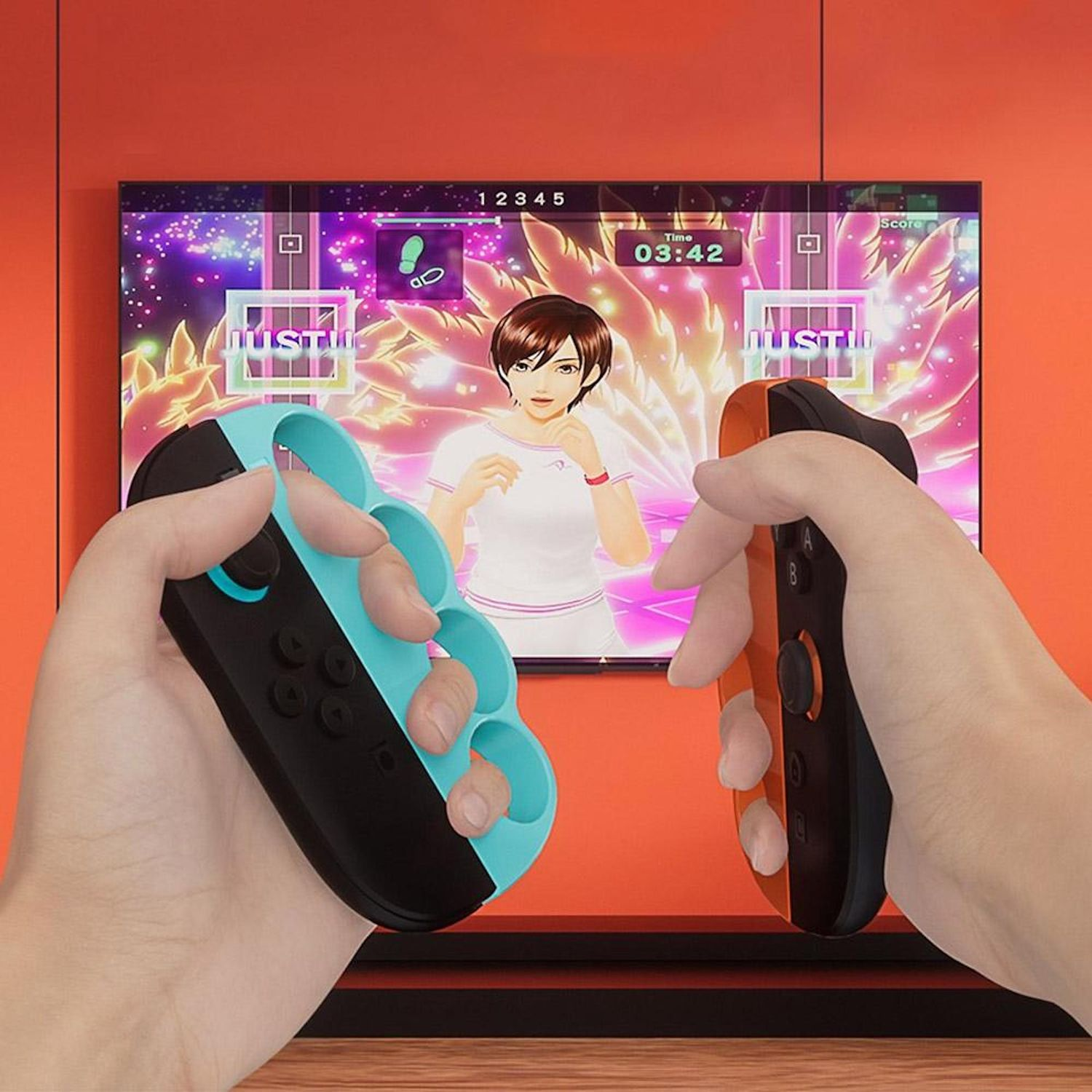 Hände halten Controller und spielen ein Spiel im Fernsehen. Der Bildschirm zeigt eine Frau, die vor einem farbenfrohen Hintergrund trainiert.