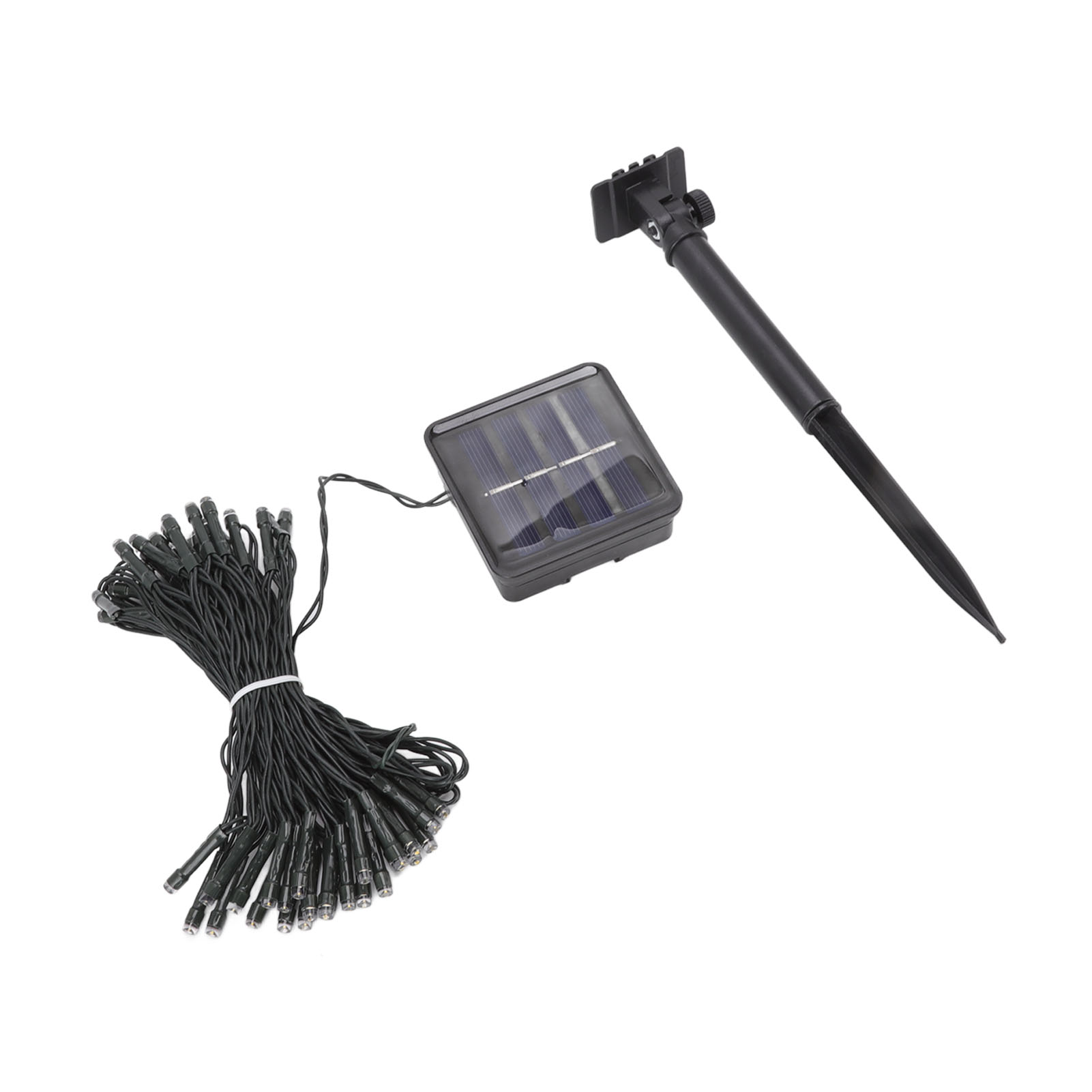 Solarbetriebenes Lichterketten-Set: Lichter, Solarpanel, Erdspieß und Stecker auf weißem Hintergrund.