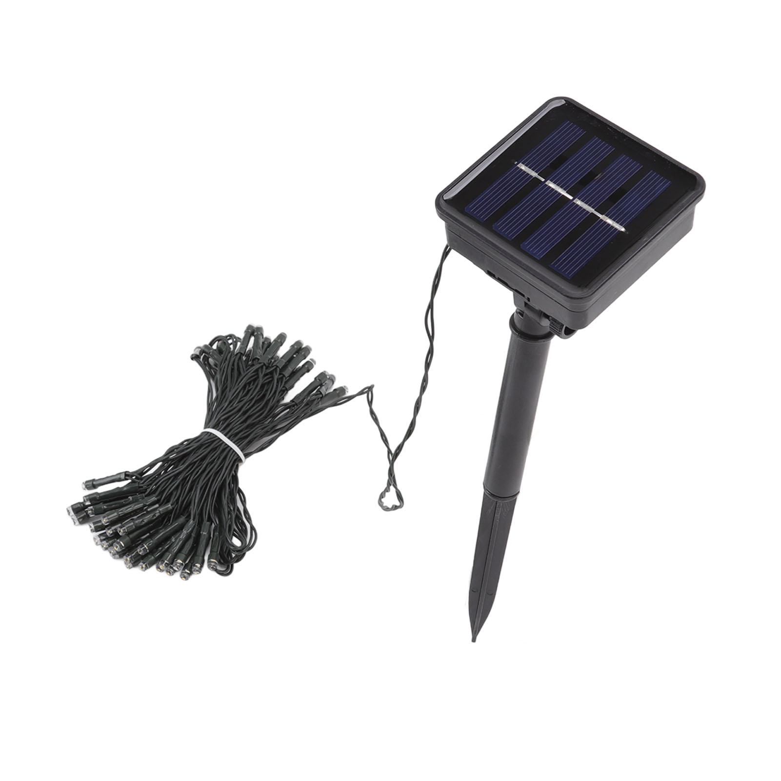Ein Solarpanel mit einem schwarzen Pfahl und Lichterketten auf weißem Hintergrund.