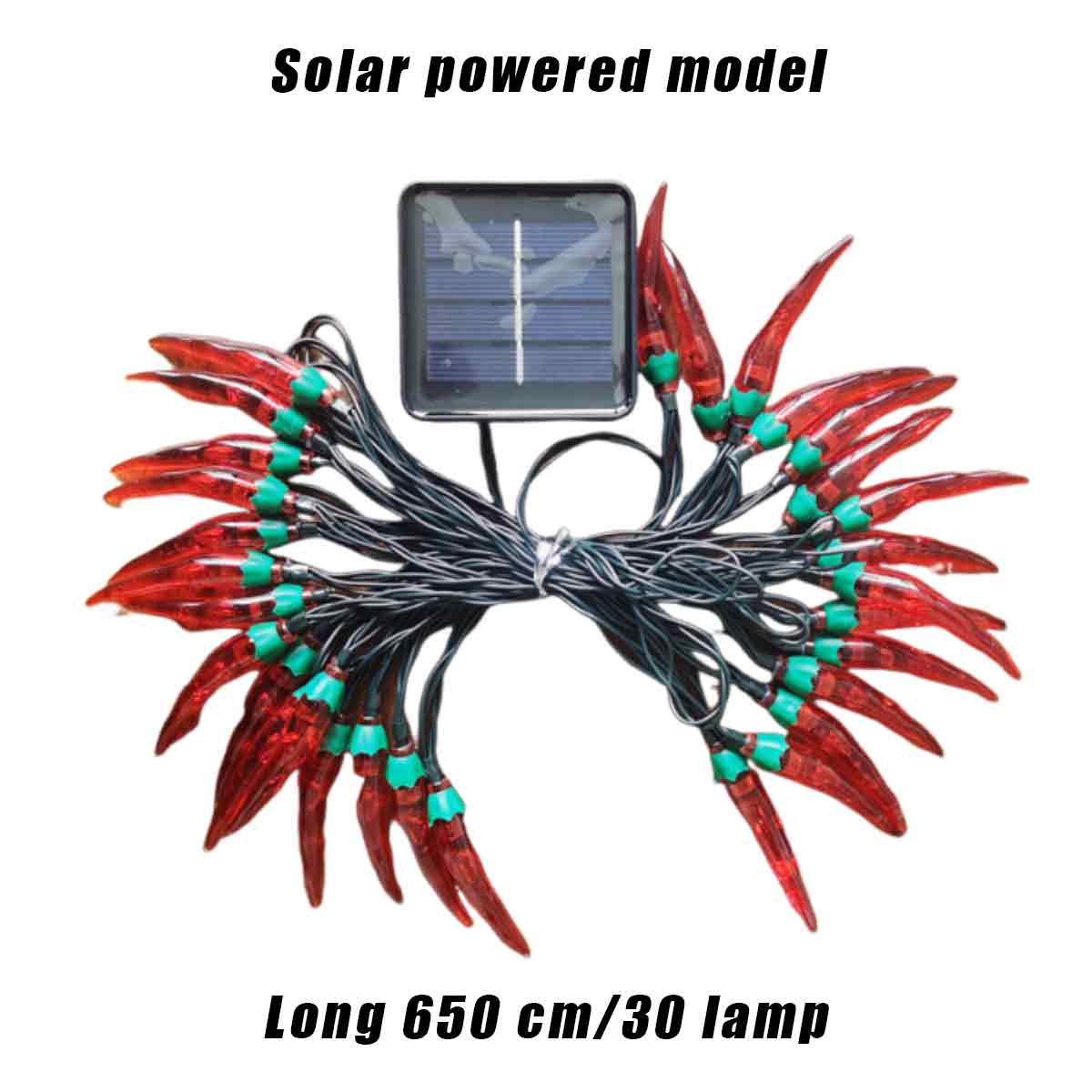 Solarbetriebene Chili-Lichter. Rote, chili-förmige Lichter mit grünen Basen sind auf schwarzen Drähten aufgereiht. Oben befindet sich ein kleines Solarpanel.