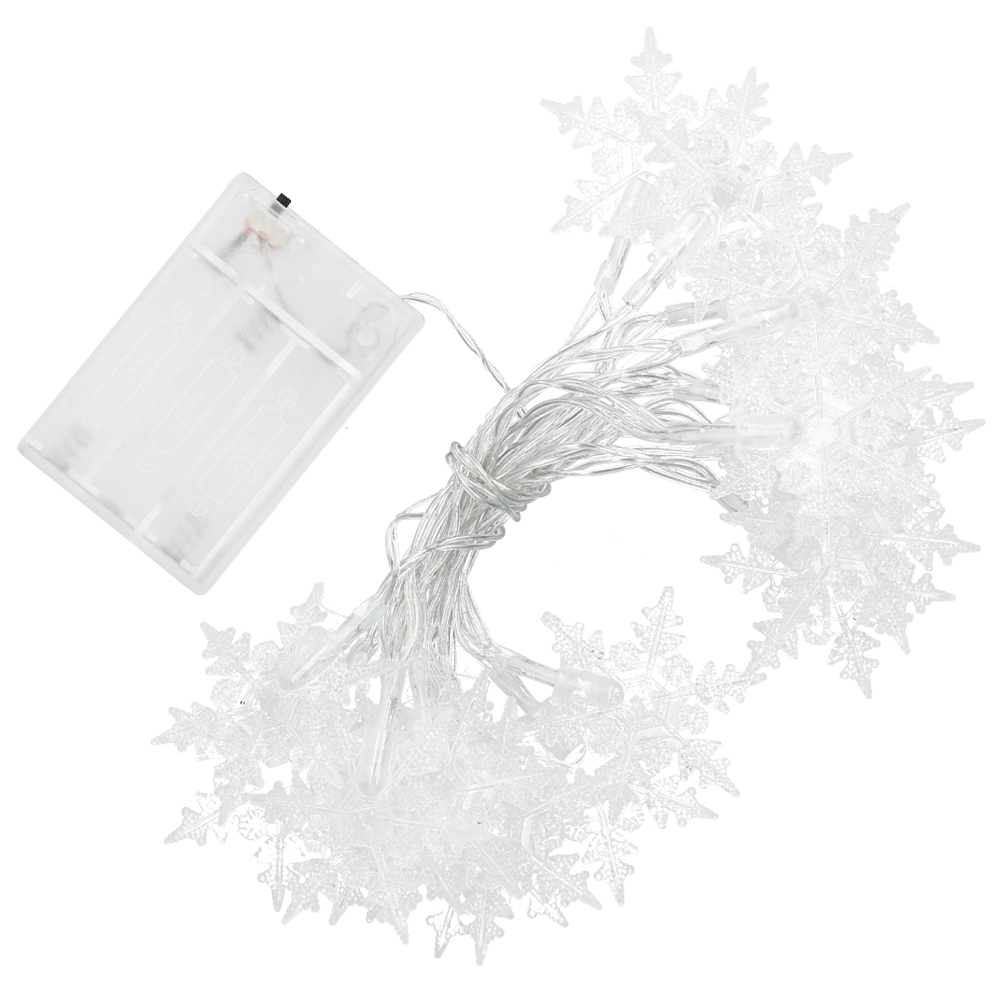 Eine Lichterkette mit Schneeflocken und einem Akkupack. Die Lichter sind weiß und der Akkupack ist transparent. Der Hintergrund ist weiß.