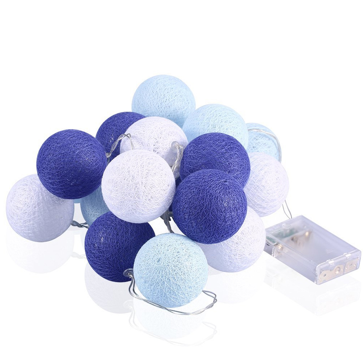 Lichterkette mit blauen, weißen und hellblauen Baumwollkugeln. Auf der rechten Seite befindet sich ein durchsichtiges Batteriefach.