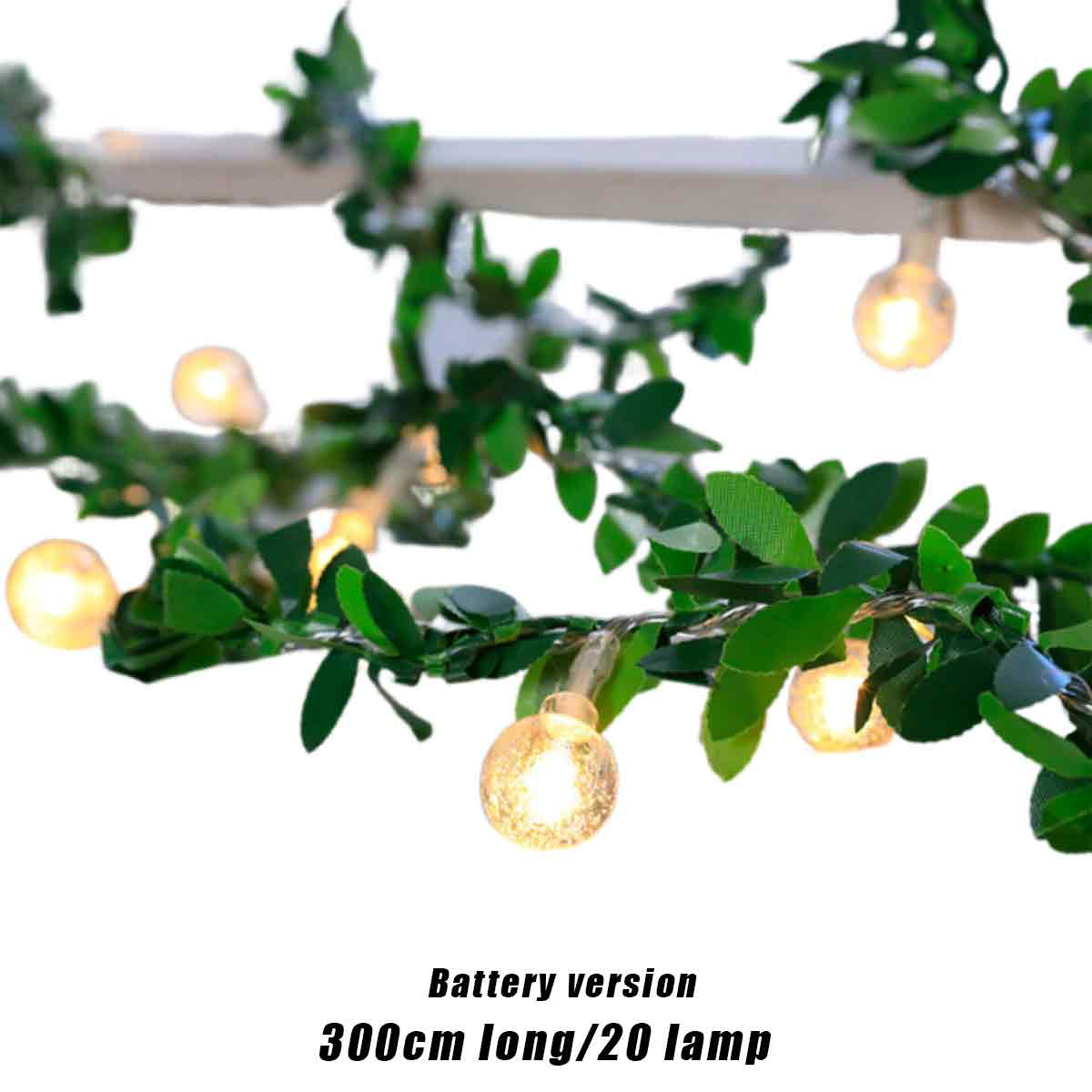 Lichterketten mit grünen Blättern und warmen Glühbirnen. Unten steht: Batterieversion 300cm lang/20 Lampe.