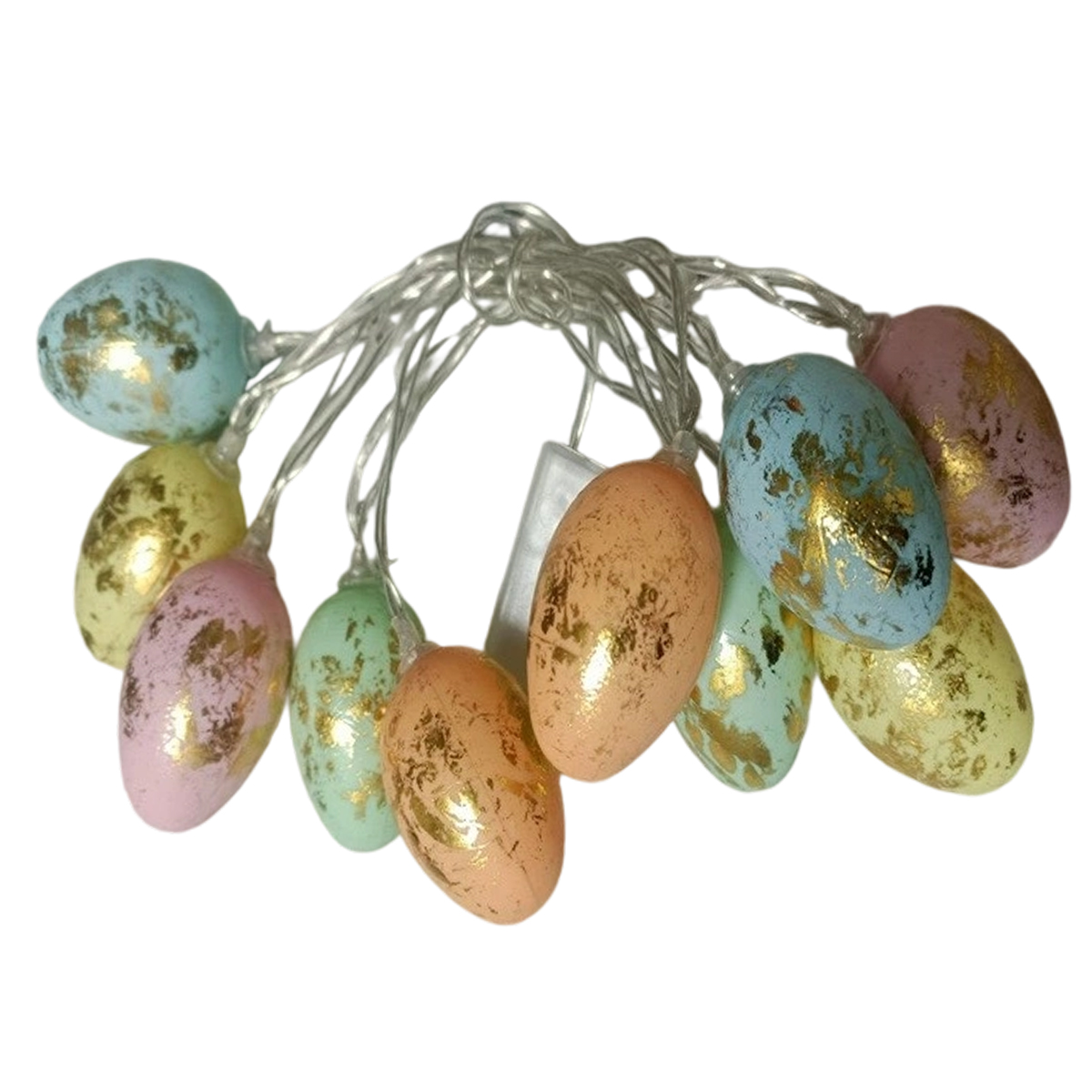 Ostereier-Lichterkette. Eier in Pastellfarben mit Goldflecken. Silberdraht verbindet sie, weißer Hintergrund.