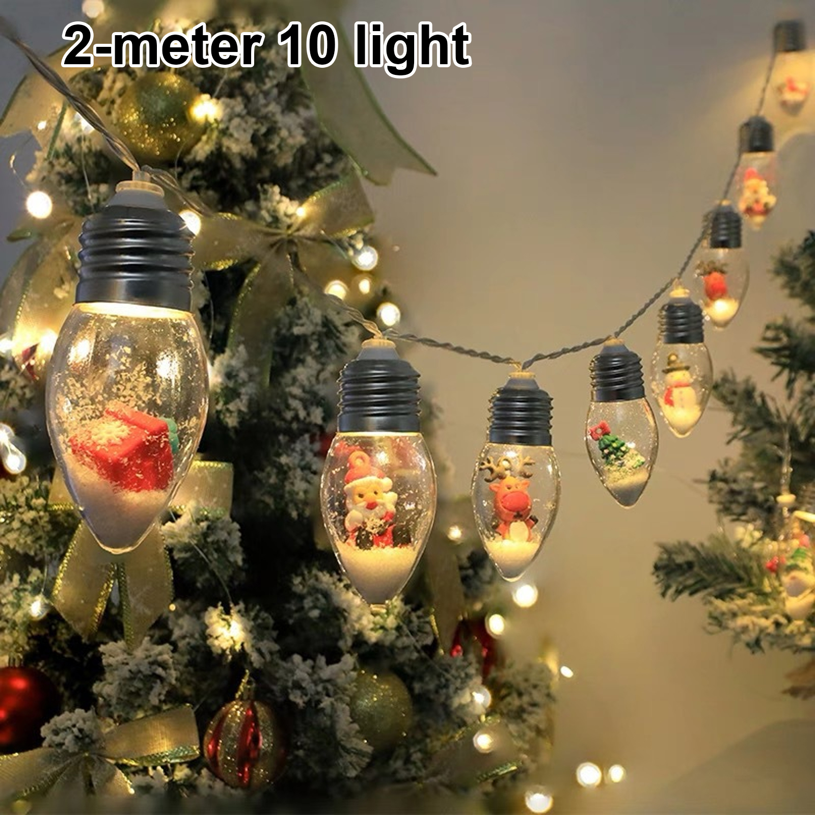 Lichterkette mit Weihnachtsfiguren im Inneren. Grüner Weihnachtsbaum im Hintergrund.