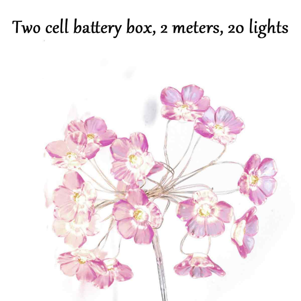 Rosafarbene Blumenlichter an einem Draht. Weißer Hintergrund. Text: Zwei Zellen Batteriekasten, 2 Meter, 20 Lichter.