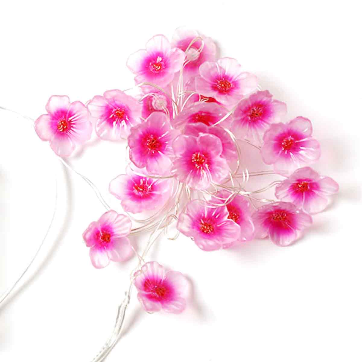 Ein Cluster aus rosa Blütenlichtern. Jede Blume hat eine leuchtend rosa Mitte und transparente Blütenblätter. Drähte verbinden sie.